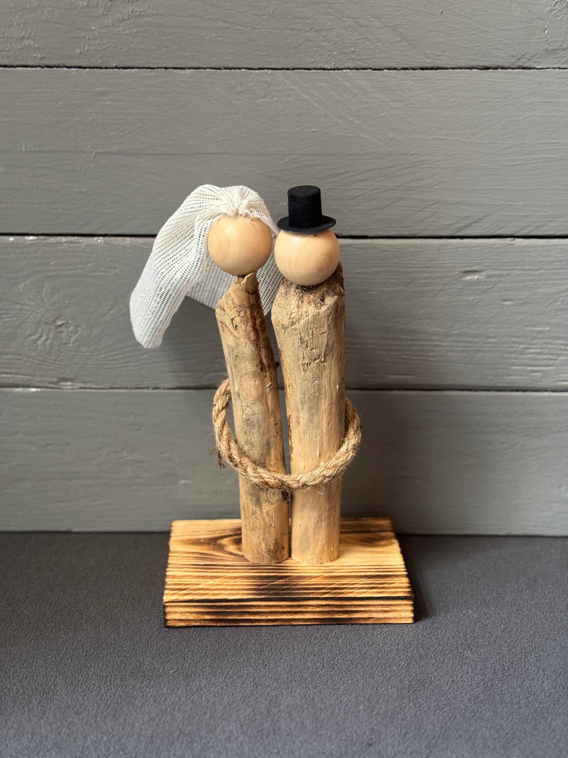 Elegantes, zeitloses Treibholz-Brautpaar mit Zylinder und Schleier – nachhaltige Hochzeitsdekoration aus naturfarbenem Treibholz
