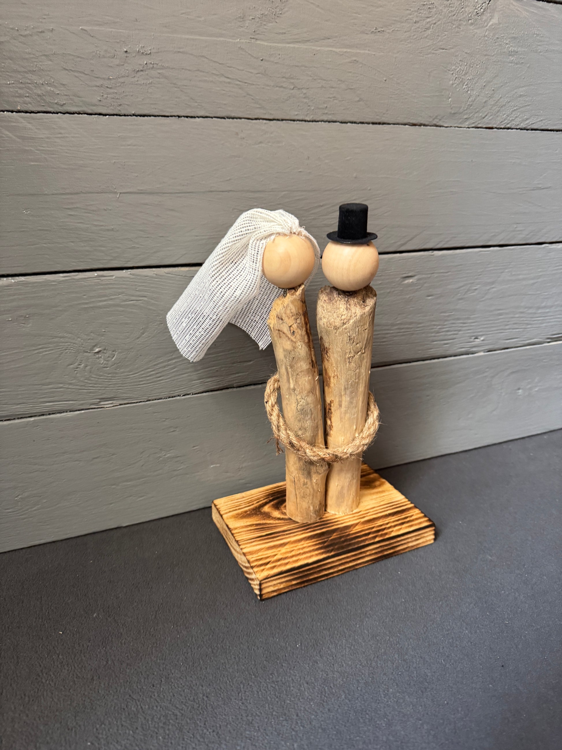 Elegantes, zeitloses Treibholz-Brautpaar mit Zylinder und Schleier – nachhaltige Hochzeitsdekoration aus naturfarbenem Treibholz