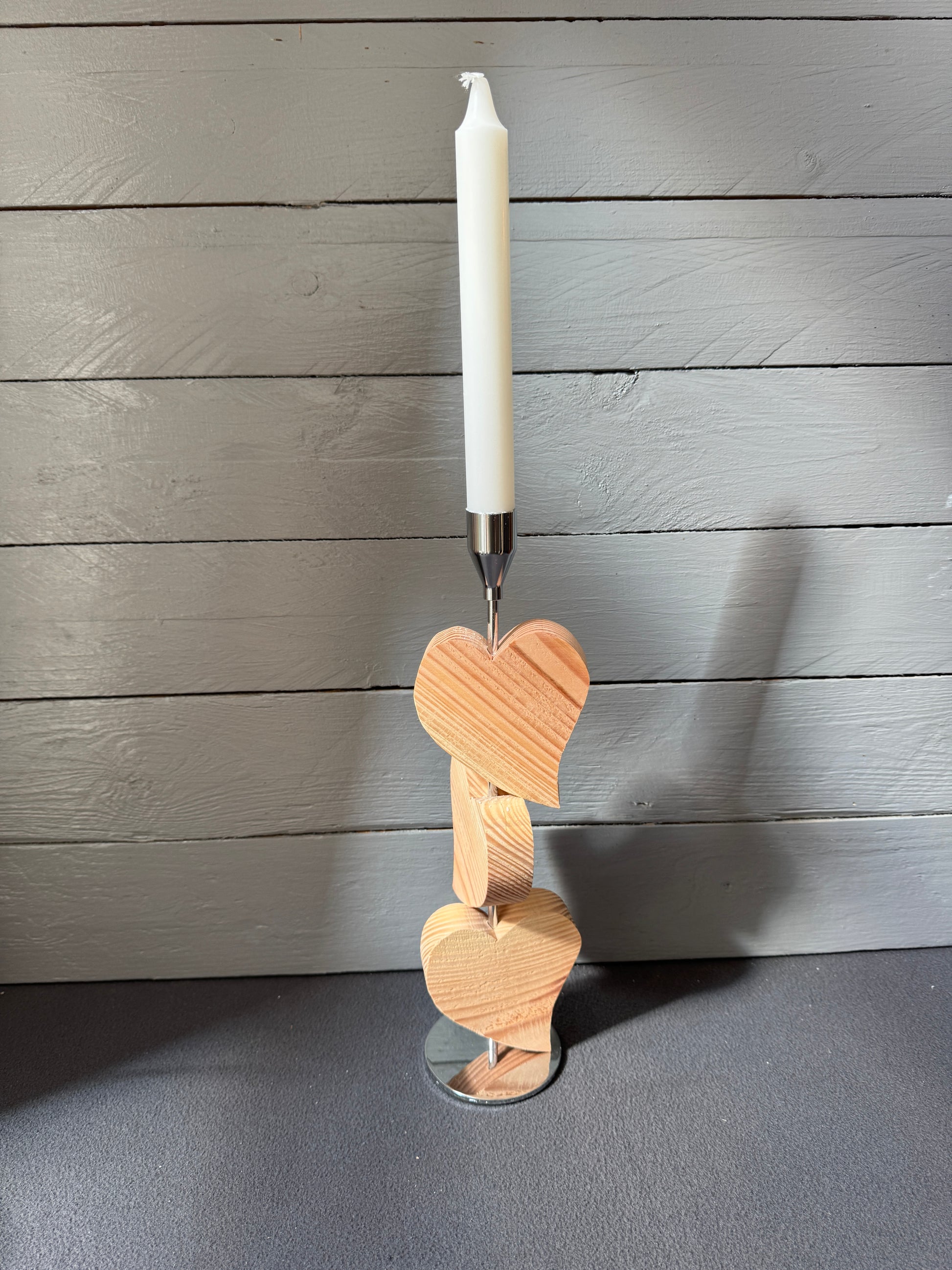 Detailaufnahme des Kerzenständers mit beweglichen Herzen aus Lärchenholz