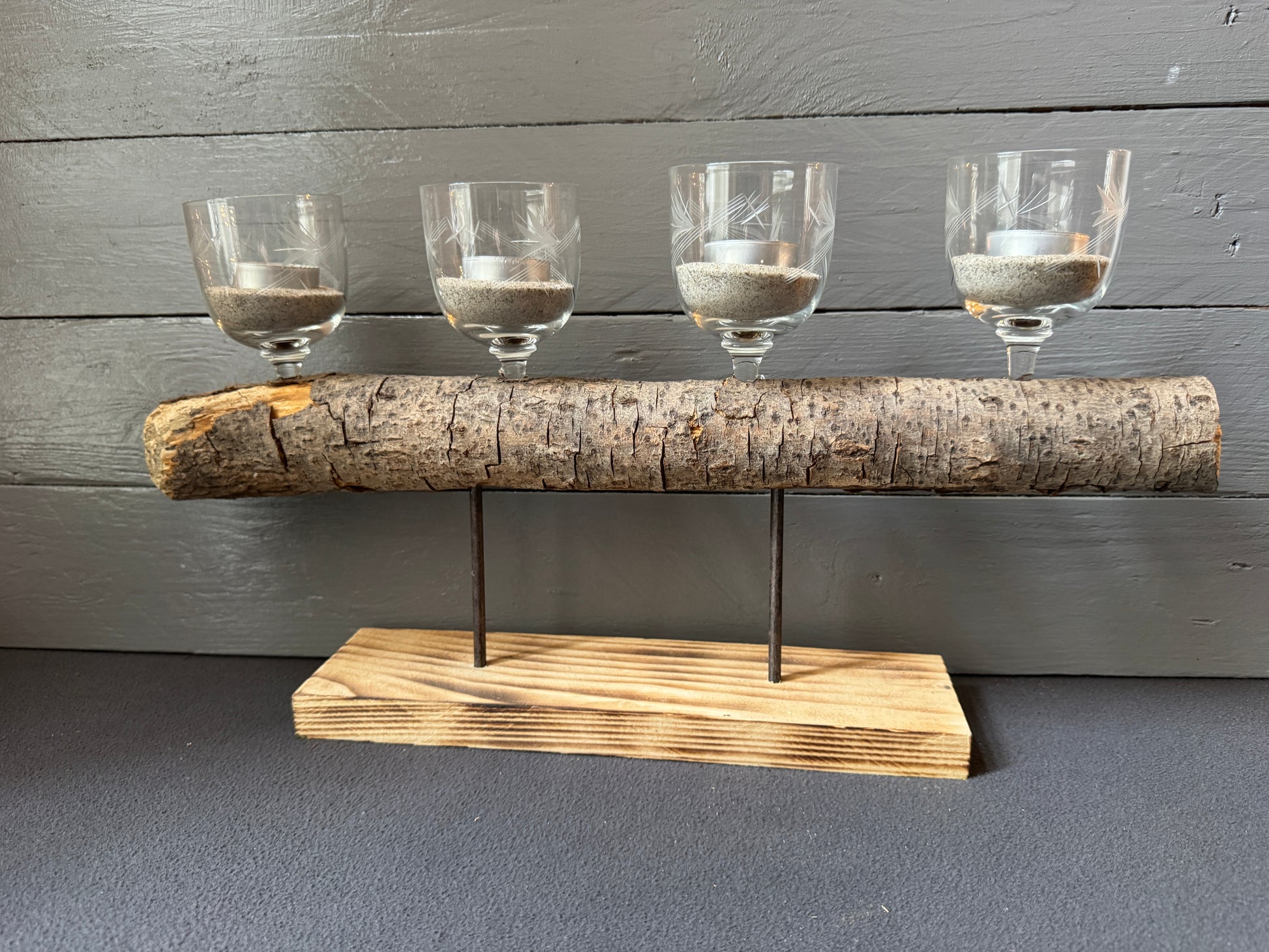 Nachhaltiges Adventsgesteck „Seebrise“ auf dem Esstisch mit warmem Kerzenlicht