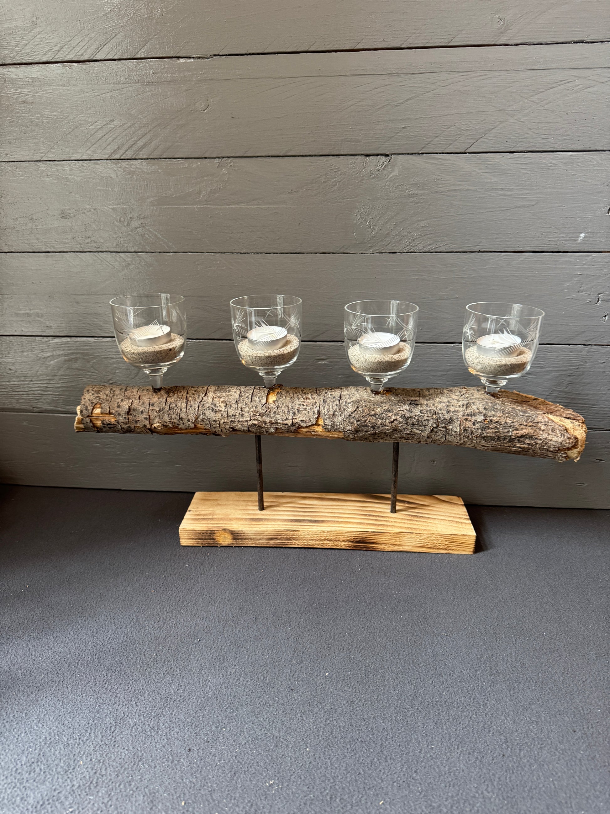 Handgefertigtes Adventsgesteck „Seebrise“ aus Treibholz und Palettenholz mit vier Weingläsern für Teelichter