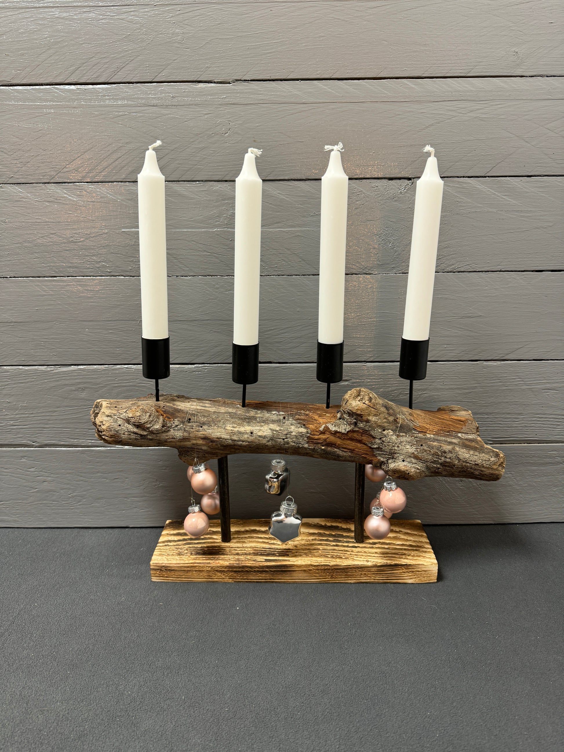 Modernes Adventsgesteck mit schwebendem Treibholz und rosafarbenen Highlights