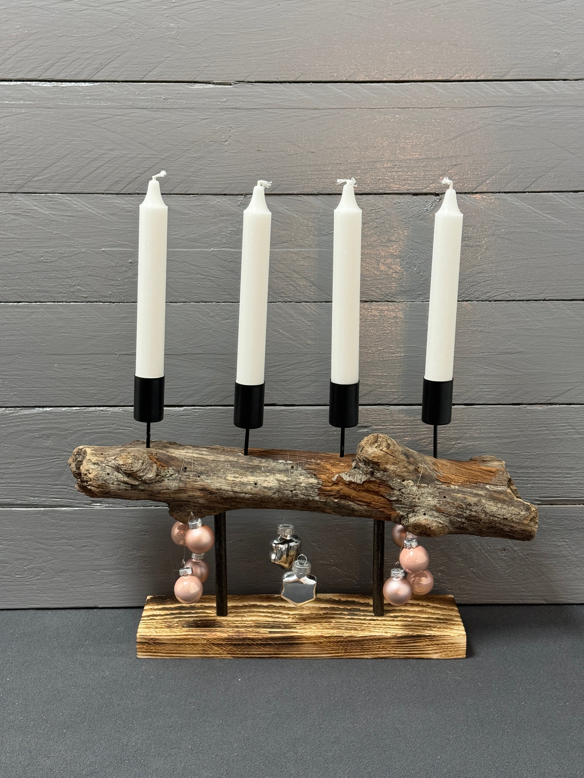 Elegante Adventsdeko mit Treibholz, Palettenholz und Weihnachtskugeln