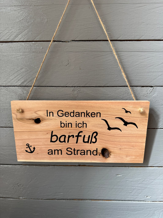 Detailaufnahme Spruch „In Gedanken barfuß am Strand“