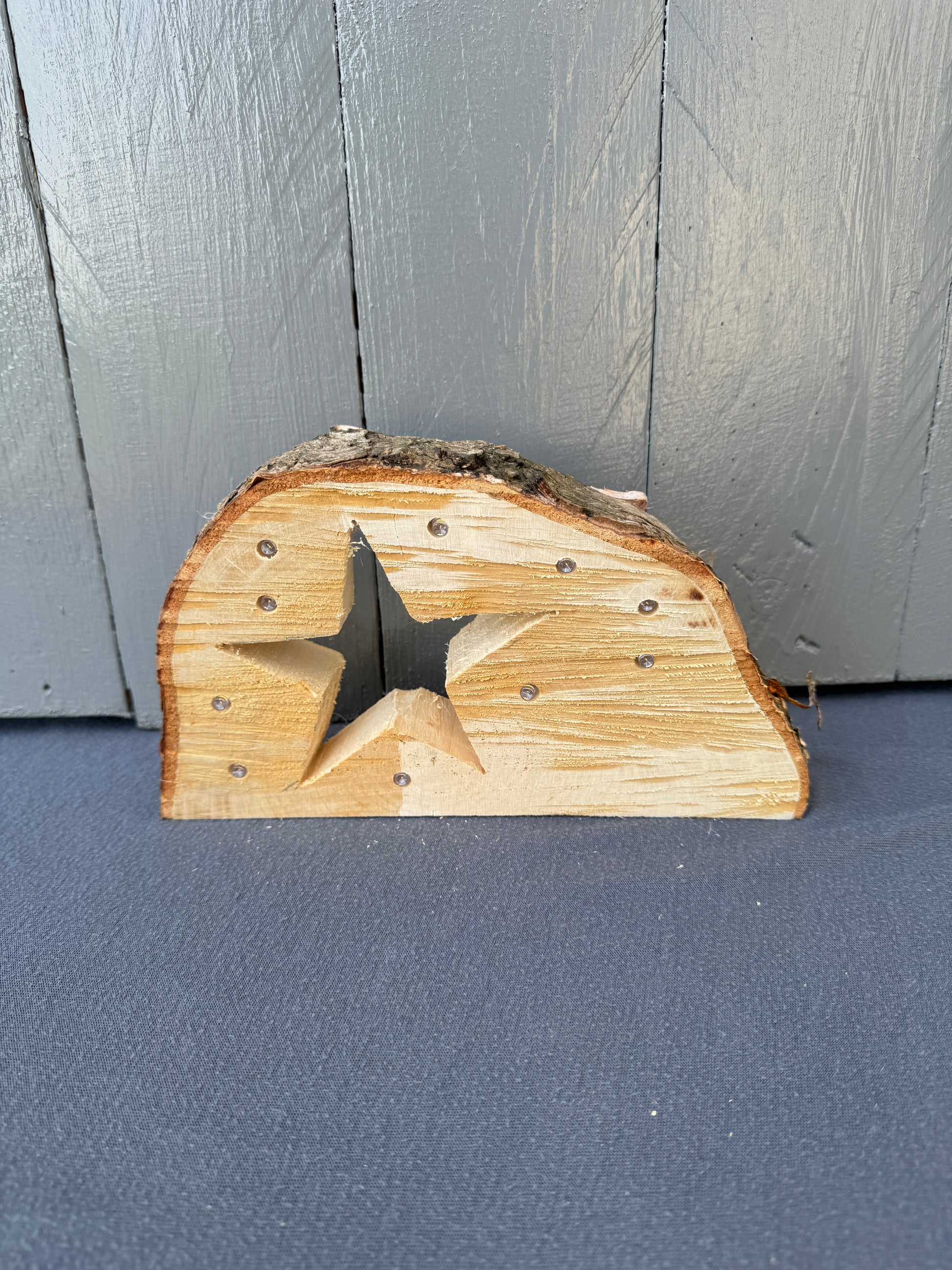 Natürliche Holzdeko mit warmweiß leuchtender LED-Lichterkette, Sternmotiv und individueller Gravur – liebevolles Erinnerungslicht.