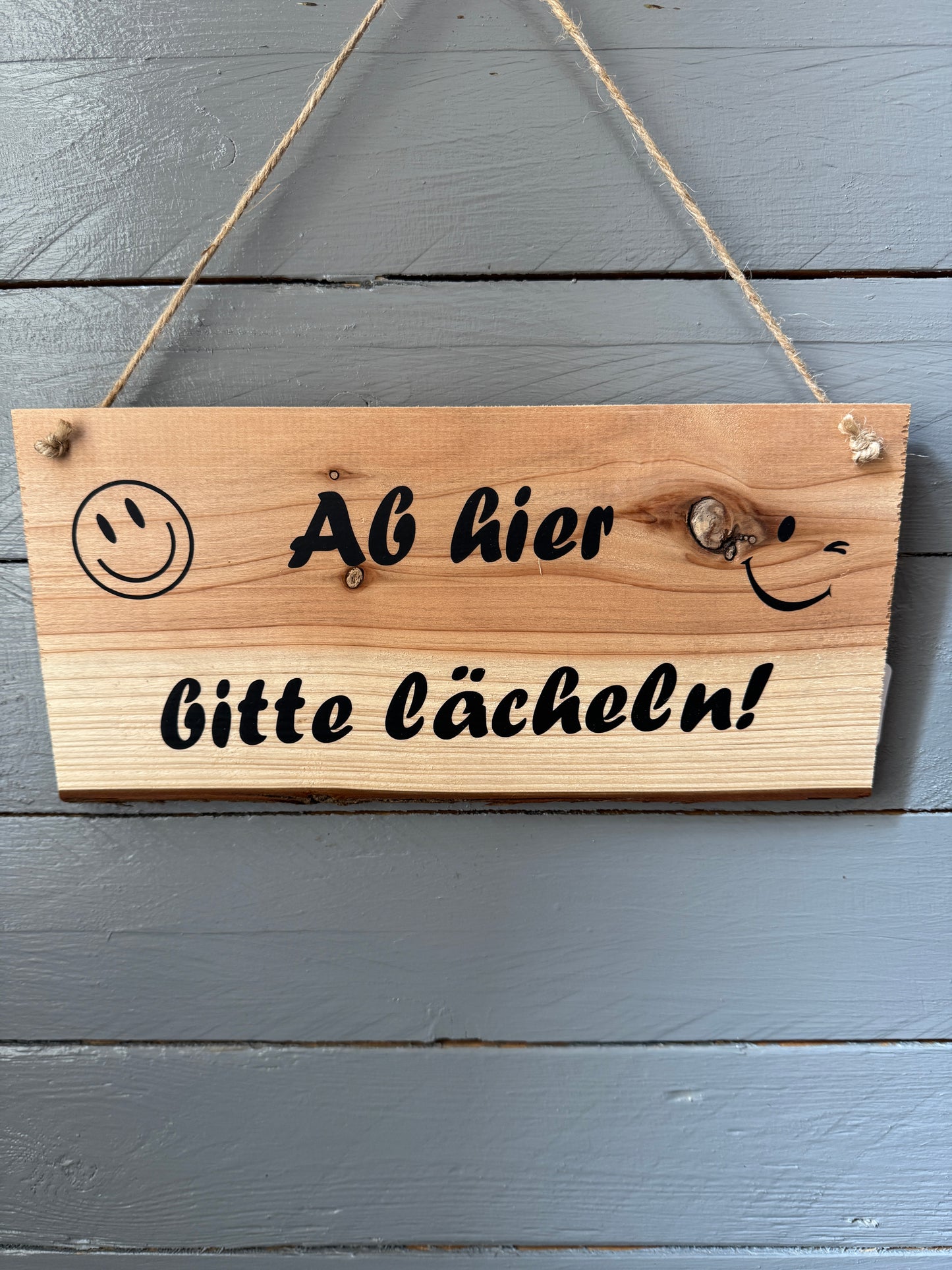 Schild „Ab hier bitte lächeln“ – Dein täglicher Gute-Laune-Gruß für Zuhause