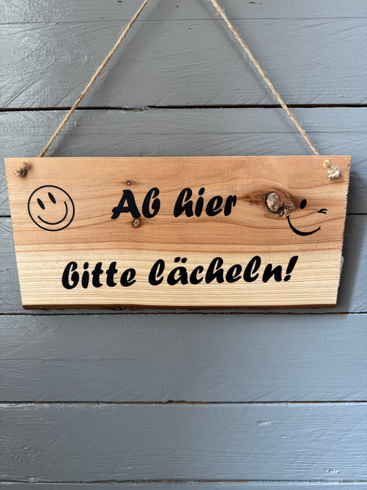 Schild „Ab hier bitte lächeln“ – Dein täglicher Gute-Laune-Gruß für Zuhause