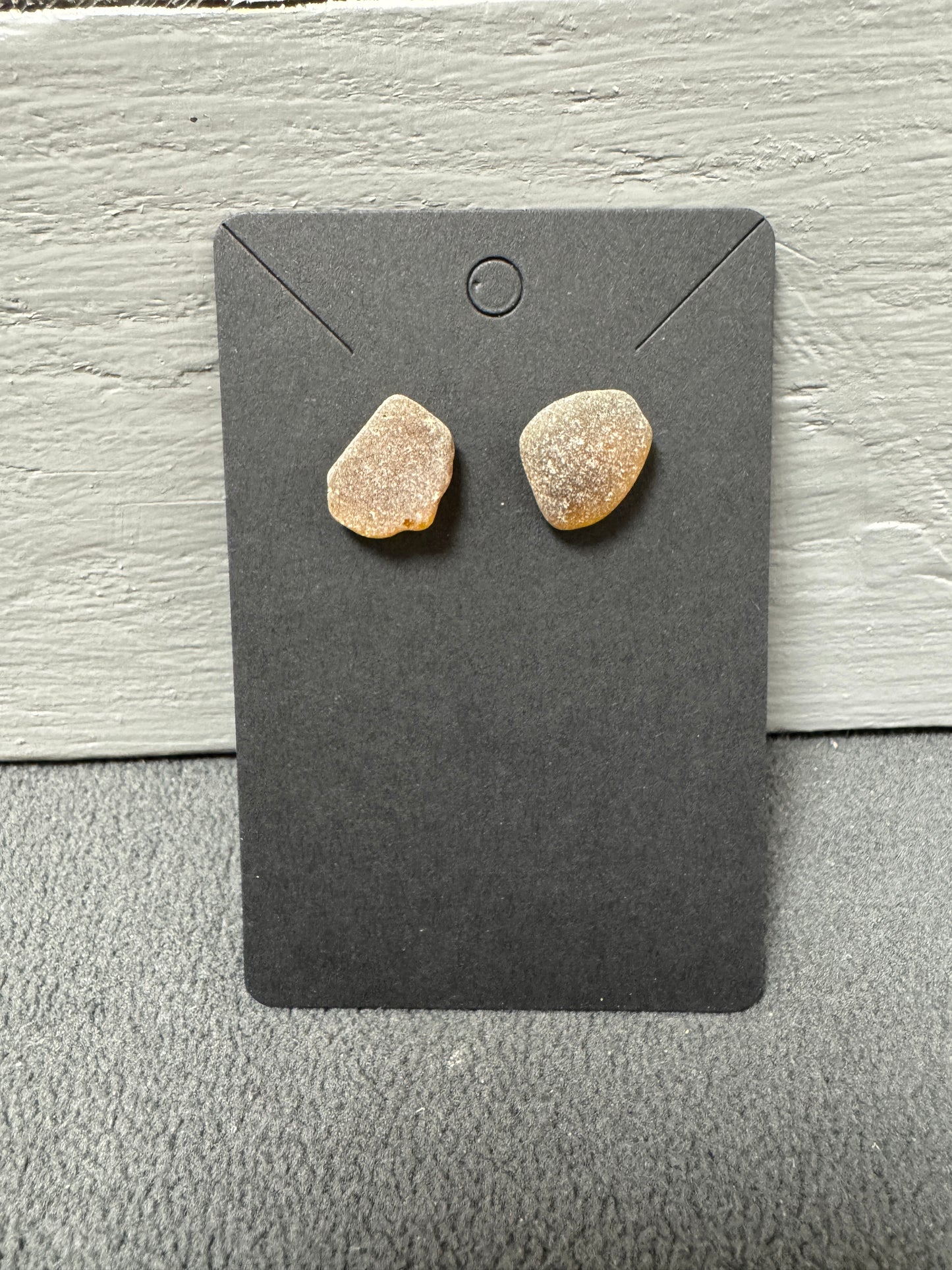 Detailaufnahme brauner Meerglas-Ohrstecker mit silberner Fassung