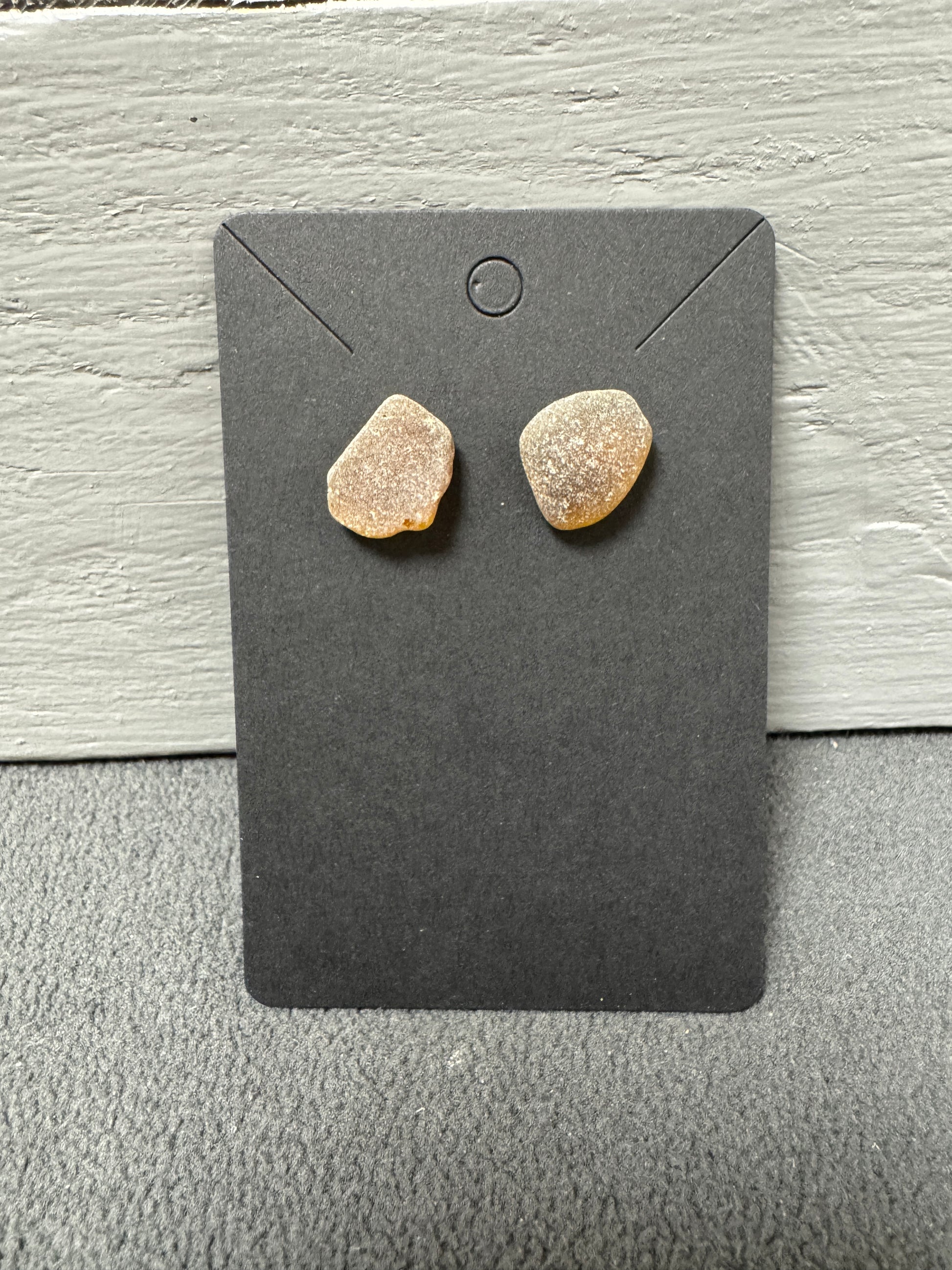 Detailaufnahme brauner Meerglas-Ohrstecker mit silberner Fassung