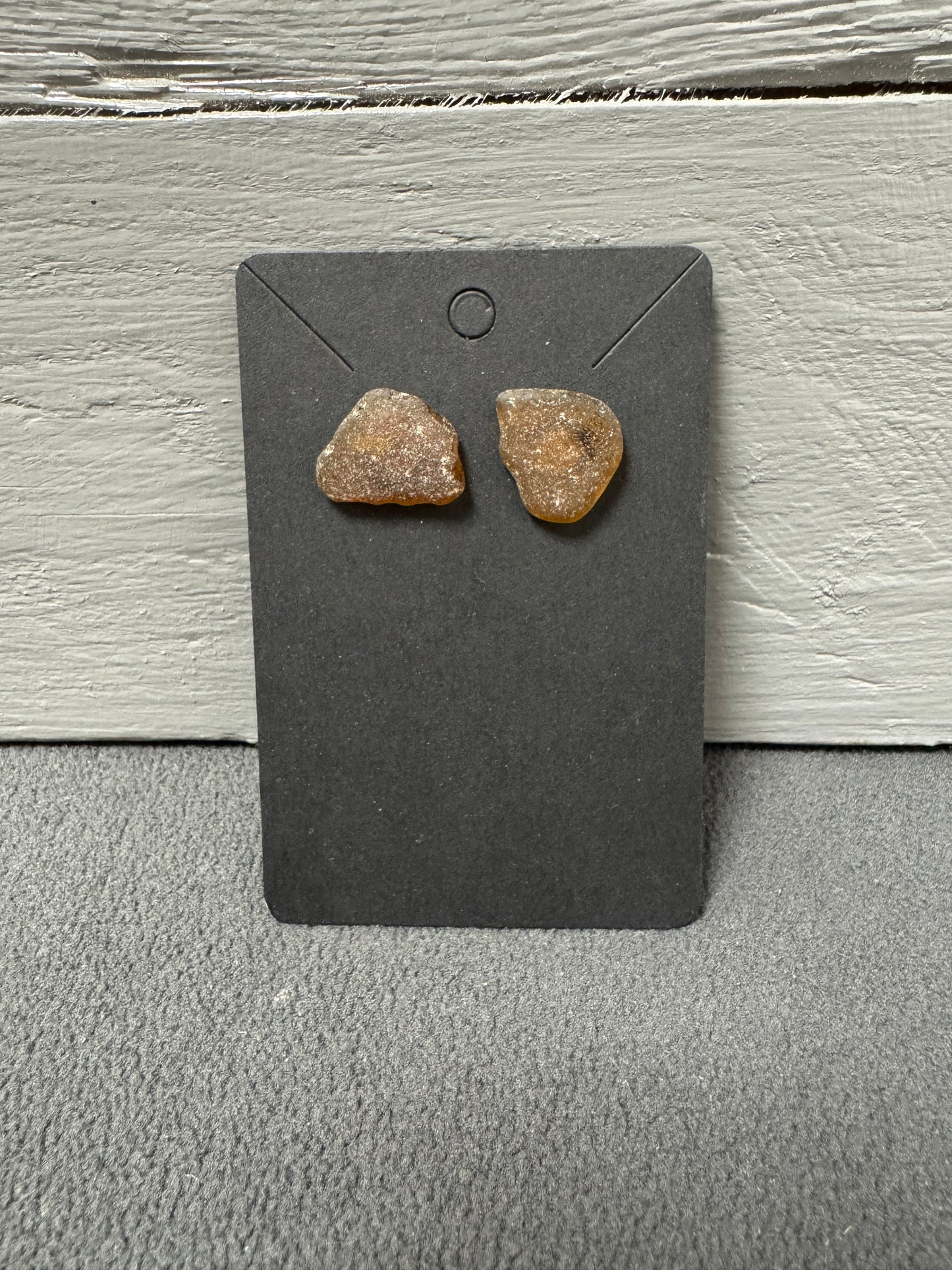 Braune Meerglas-Ohrringe – Handgefertigte Unikate aus der Ostsee