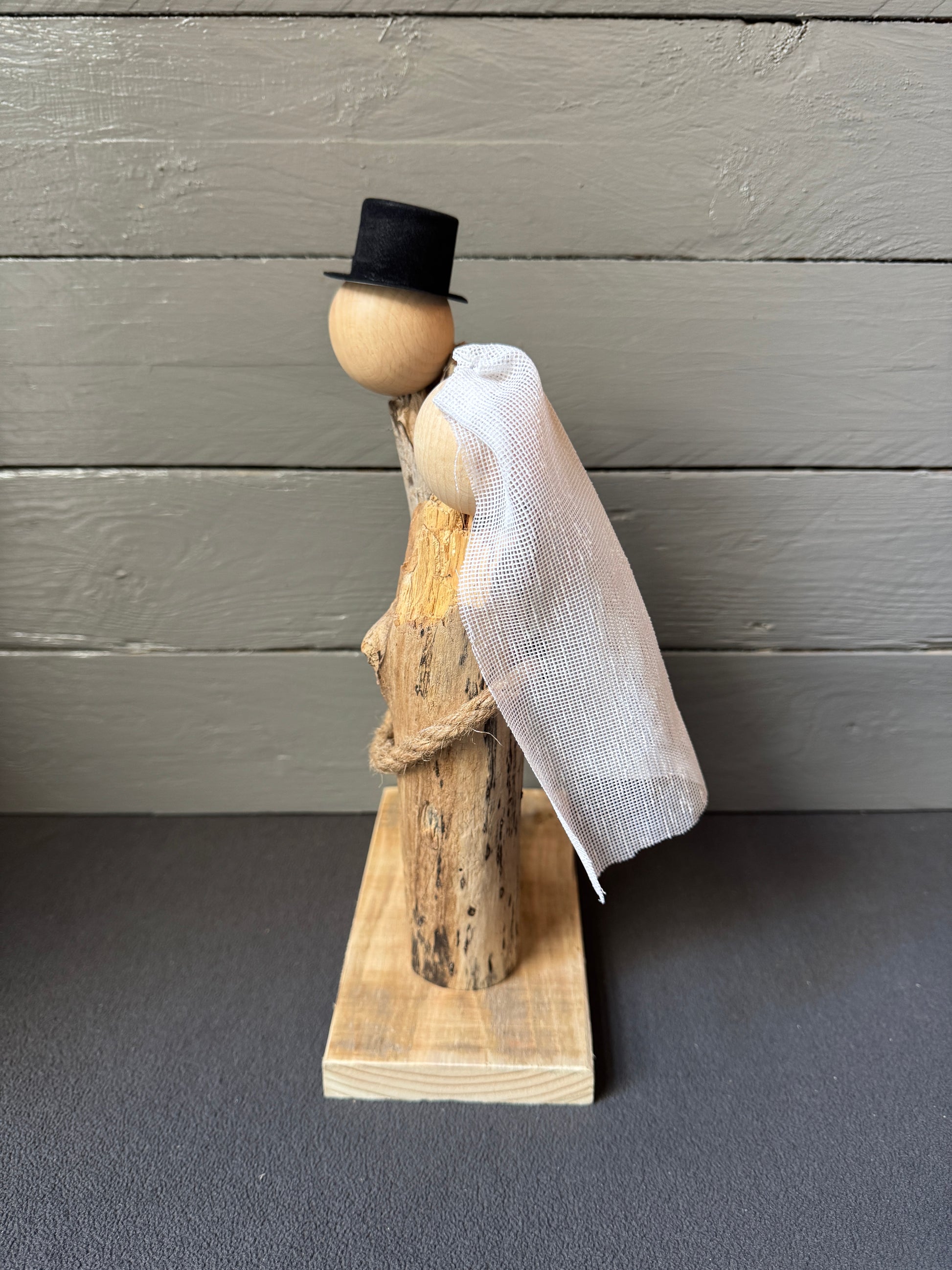 Rustikales Treibholz-Brautpaar mit Zylinder und Schleier – maritime Hochzeitsdeko aus handgesammeltem norddeutschem Treibholz