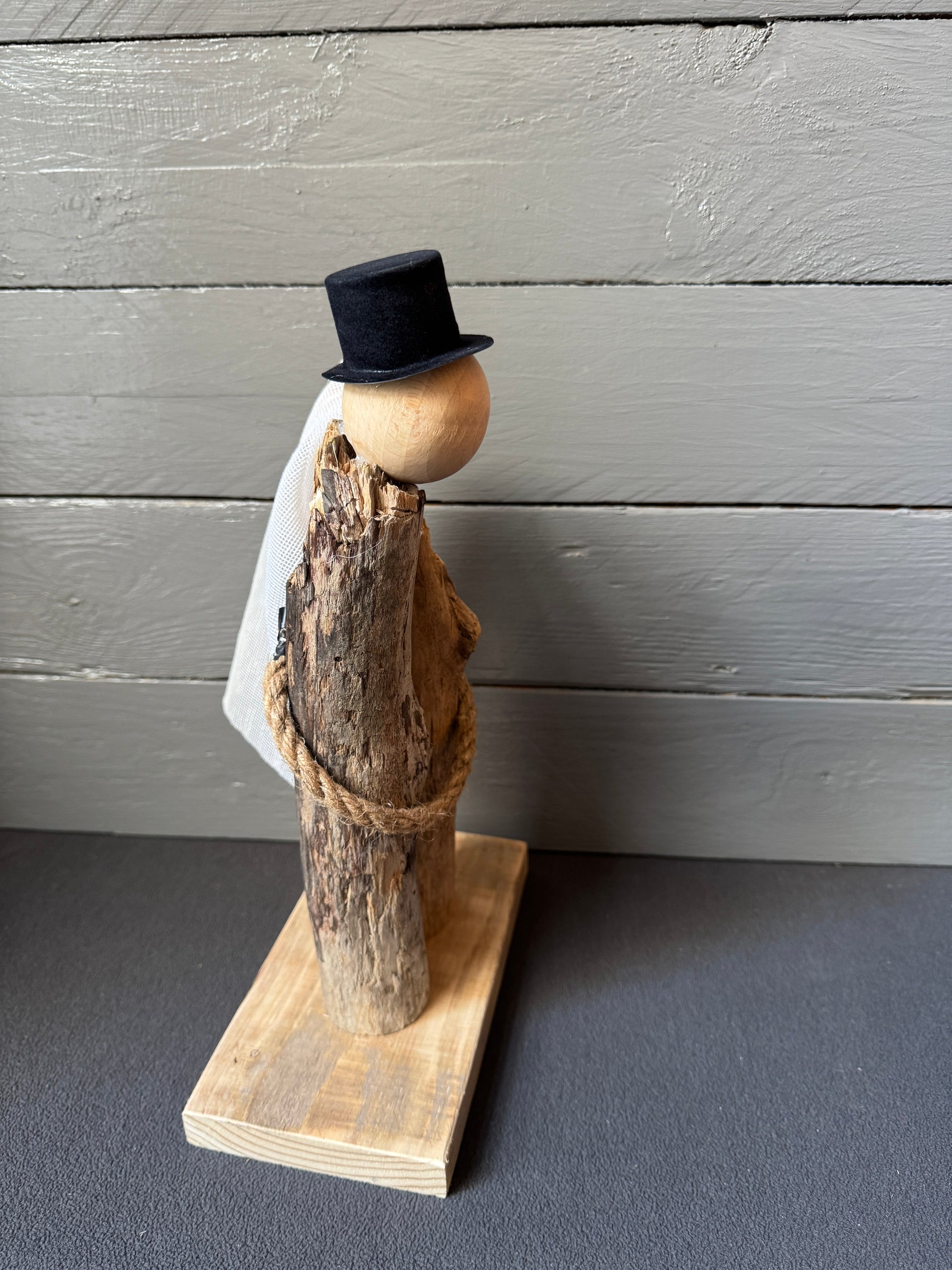 Rustikales Treibholz-Brautpaar mit Zylinder und Schleier – maritime Hochzeitsdeko aus handgesammeltem norddeutschem Treibholz