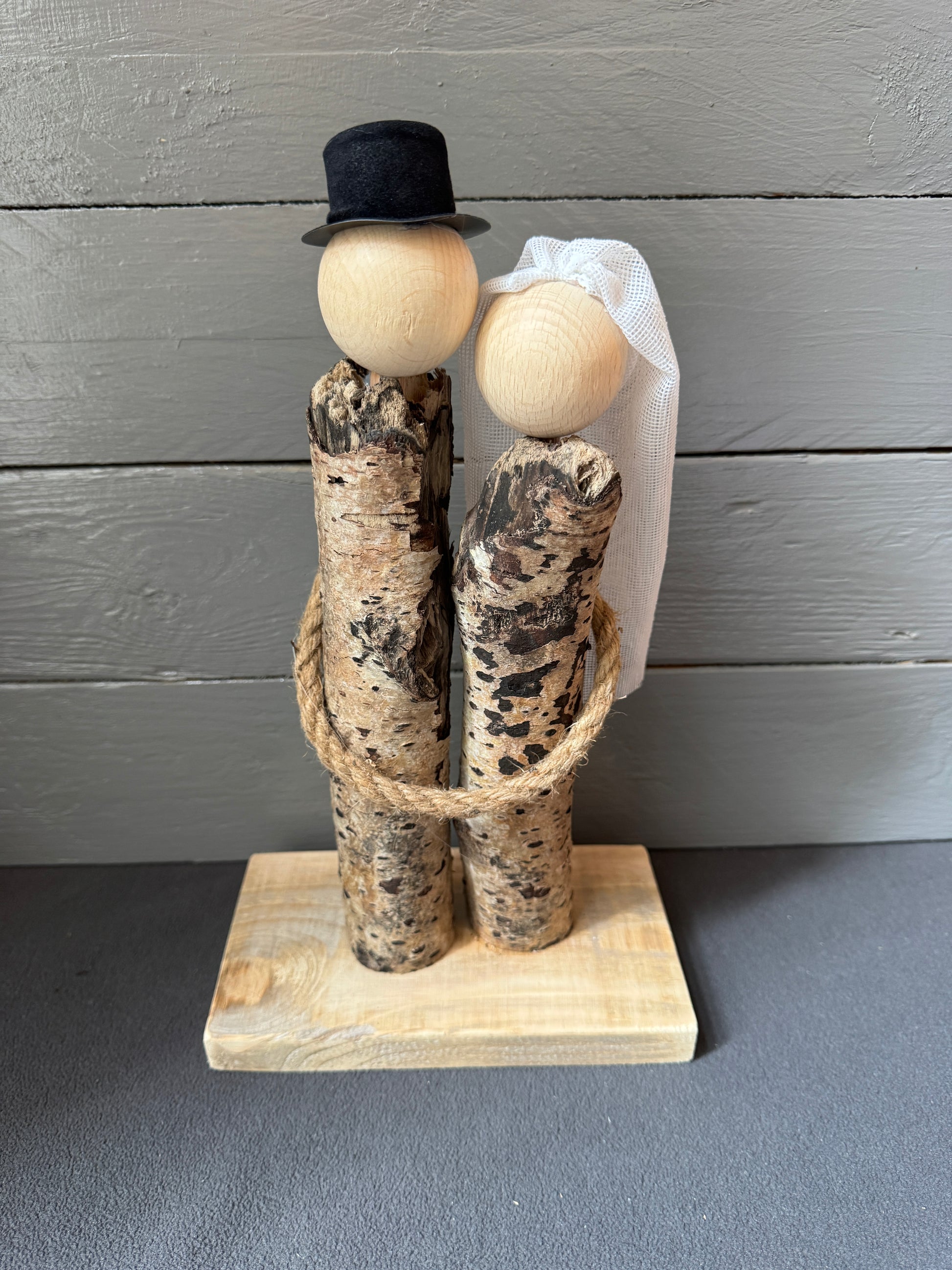 Naturbelassenes Treibholz-Brautpaar mit Zylinder und Schleier, nachhaltige Hochzeitsdeko aus echtem Treibholz der Nordsee