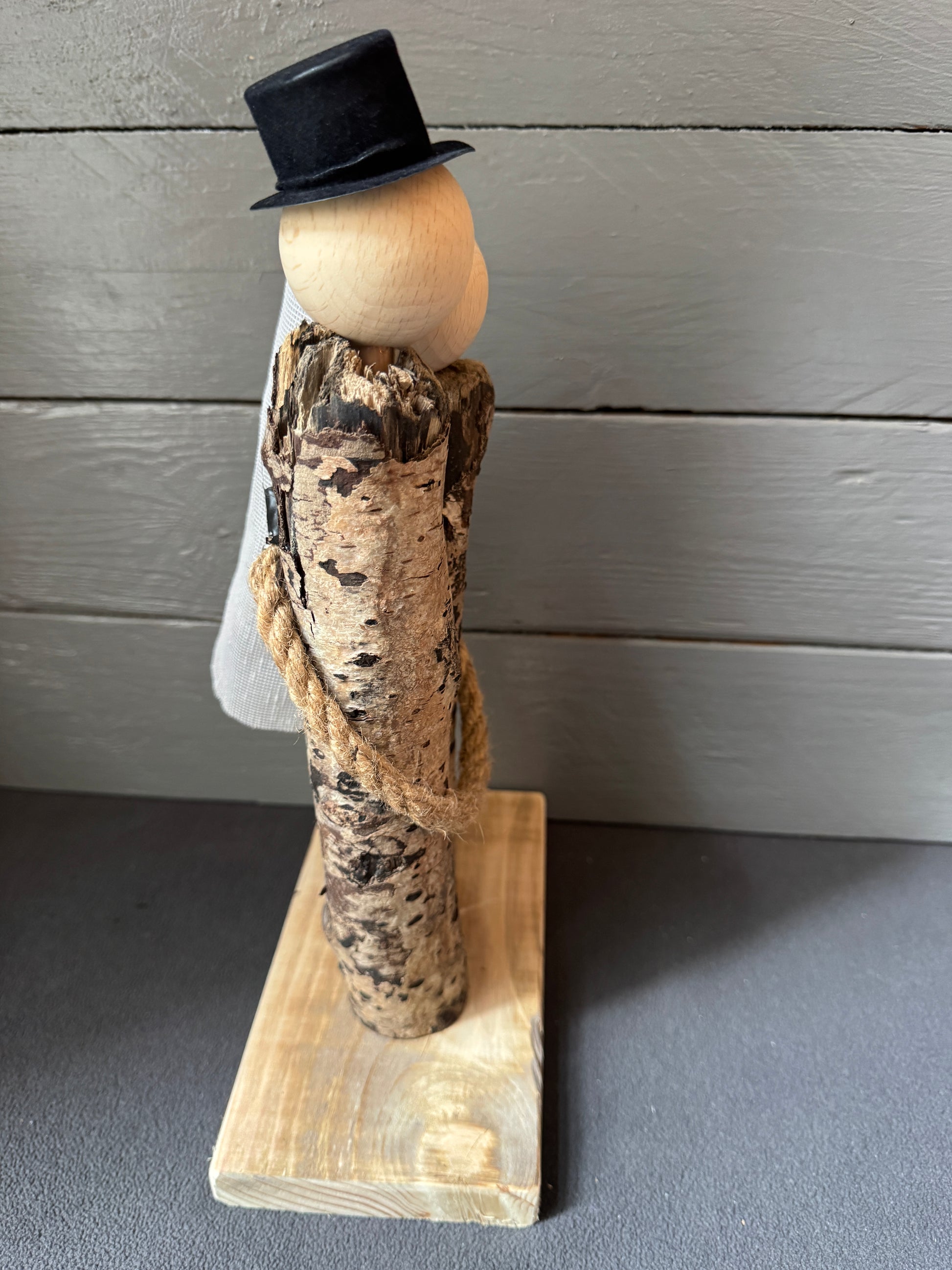 Naturbelassenes Treibholz-Brautpaar mit Zylinder und Schleier, nachhaltige Hochzeitsdeko aus echtem Treibholz der Nordsee