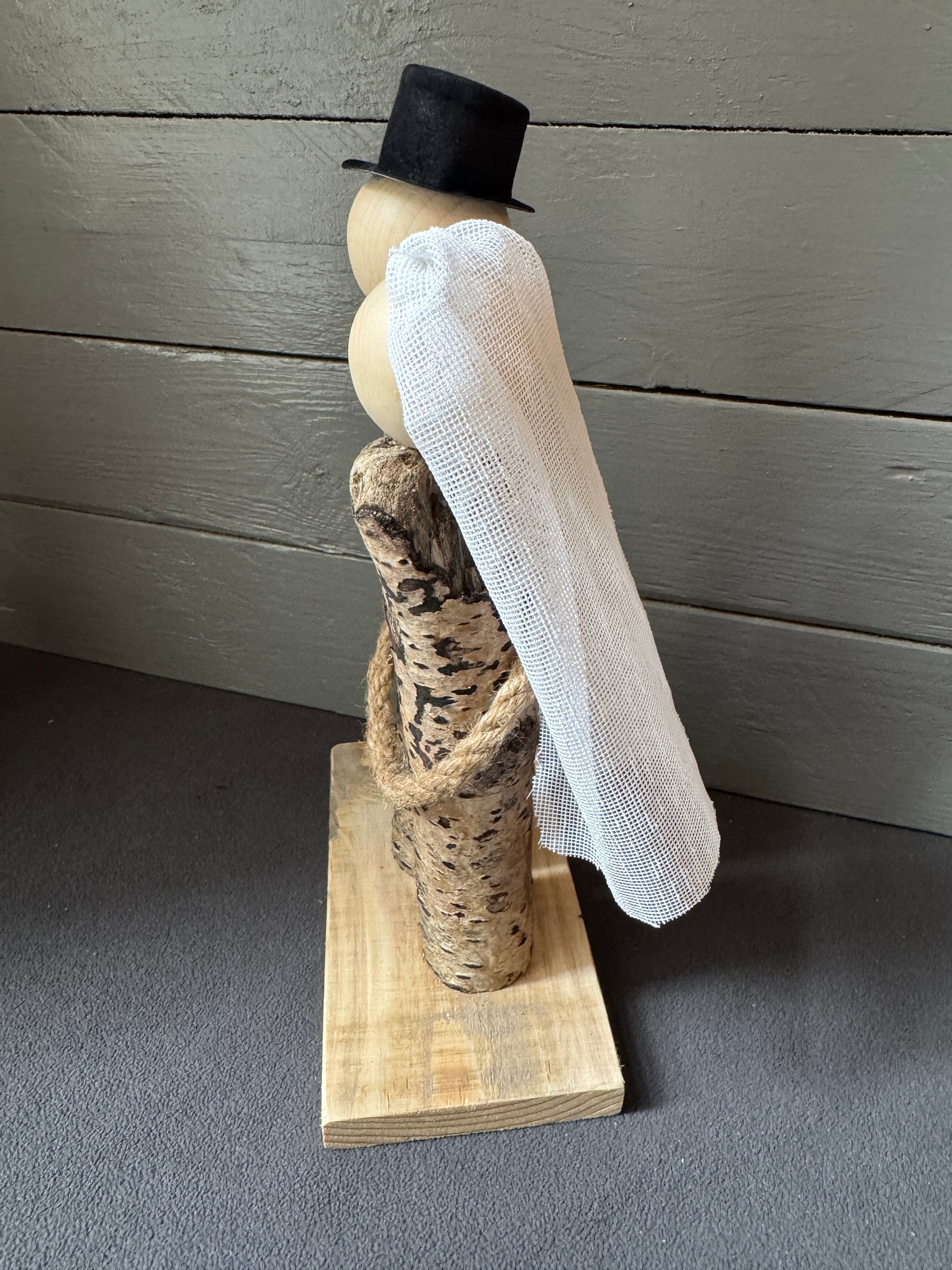 Naturbelassenes Treibholz-Brautpaar mit Zylinder und Schleier, nachhaltige Hochzeitsdeko aus echtem Treibholz der Nordsee