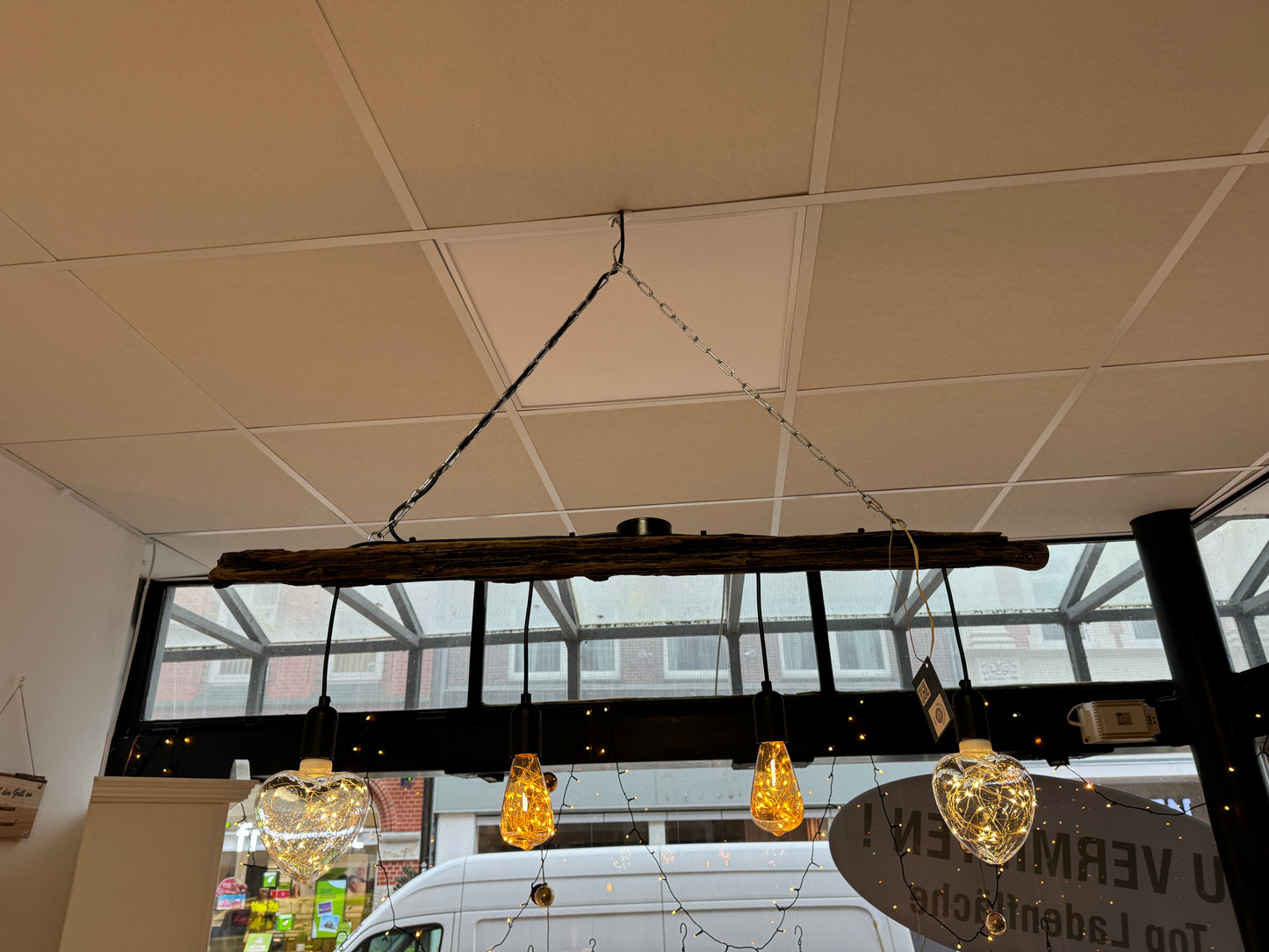 Treibholz-Hängelampe mit 4 Fassungen für dekorative Leuchtmittel – handgefertigtes Ostseeholz-Unikat an Metallkette.