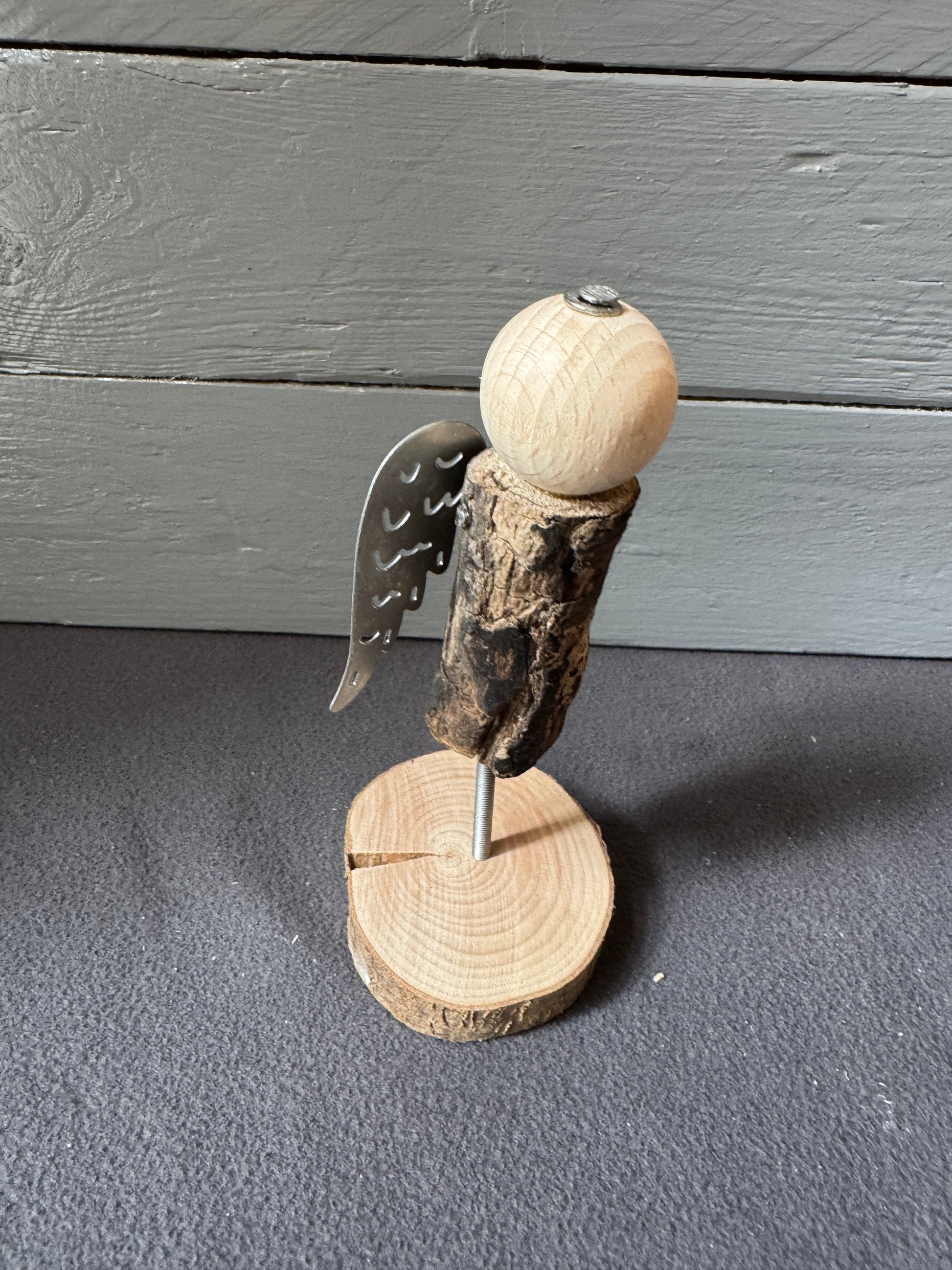 Engel Amariel aus Treibholz mit silbernen Flügeln – handgefertigt