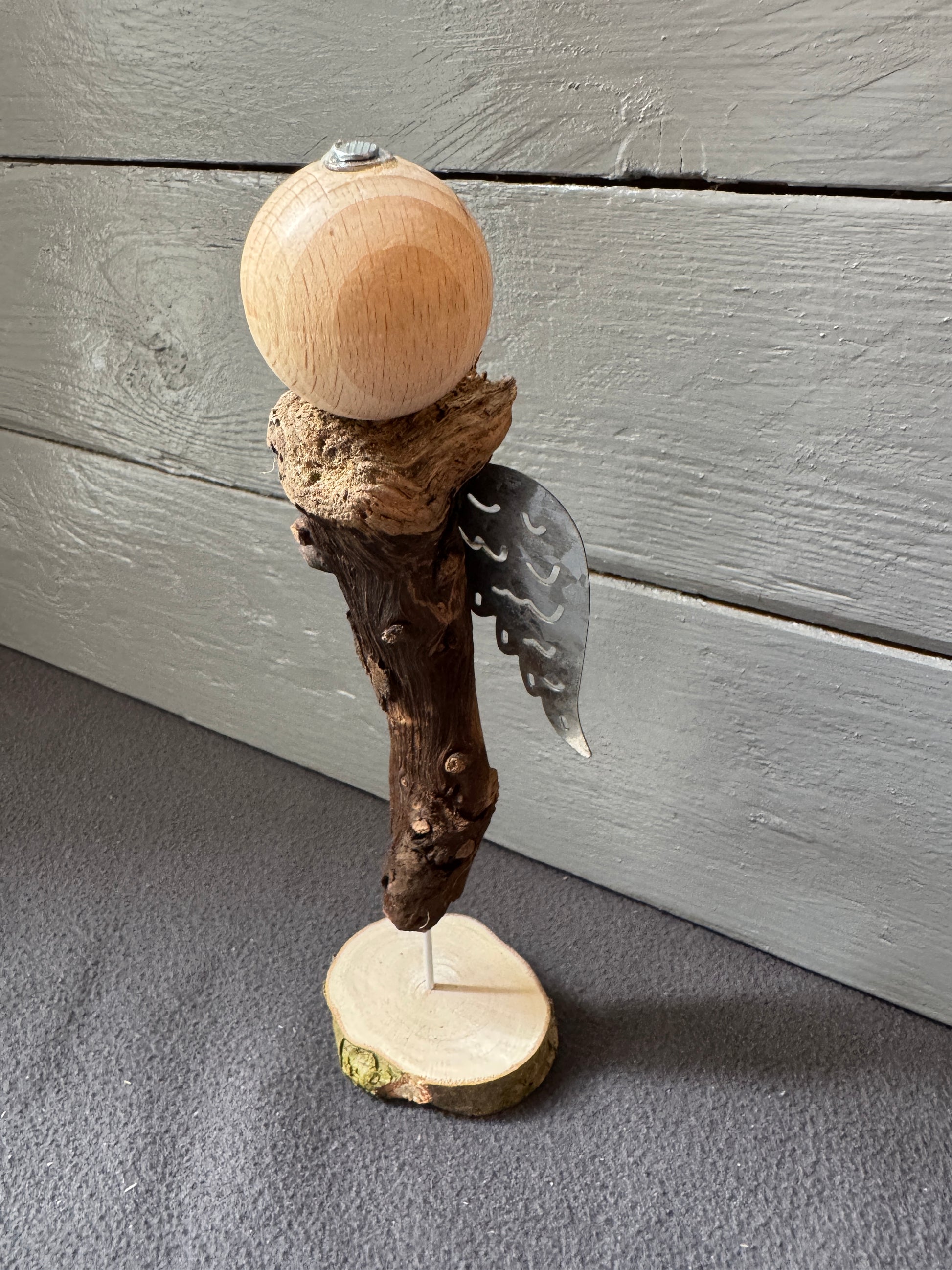 Handgefertigter Engel Floriel mit silbernen Metallflügeln und Treibholz-Körper