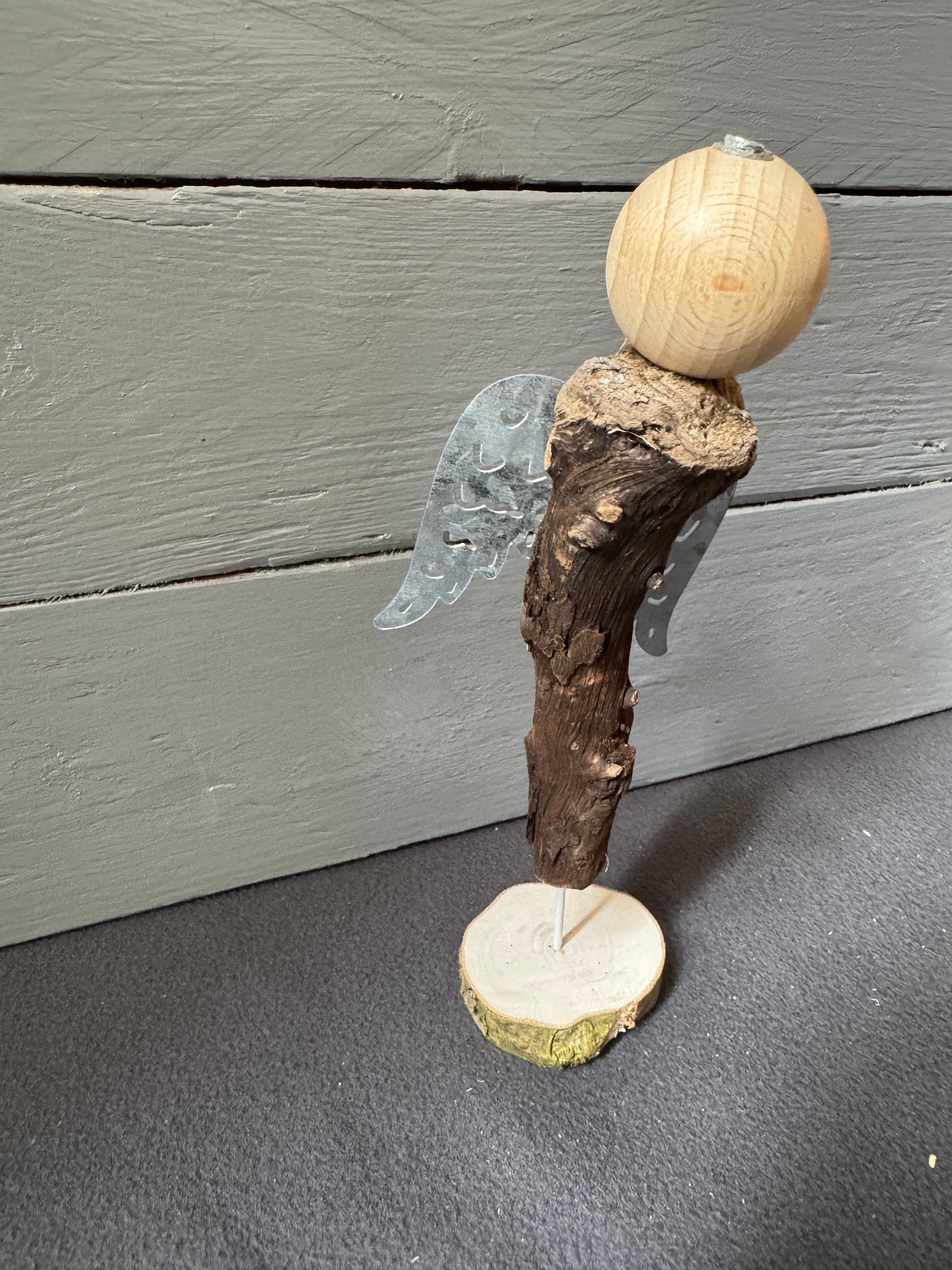 Engel Floriel mit silbernen Flügeln, Treibholz und Palettenholz-Fuß