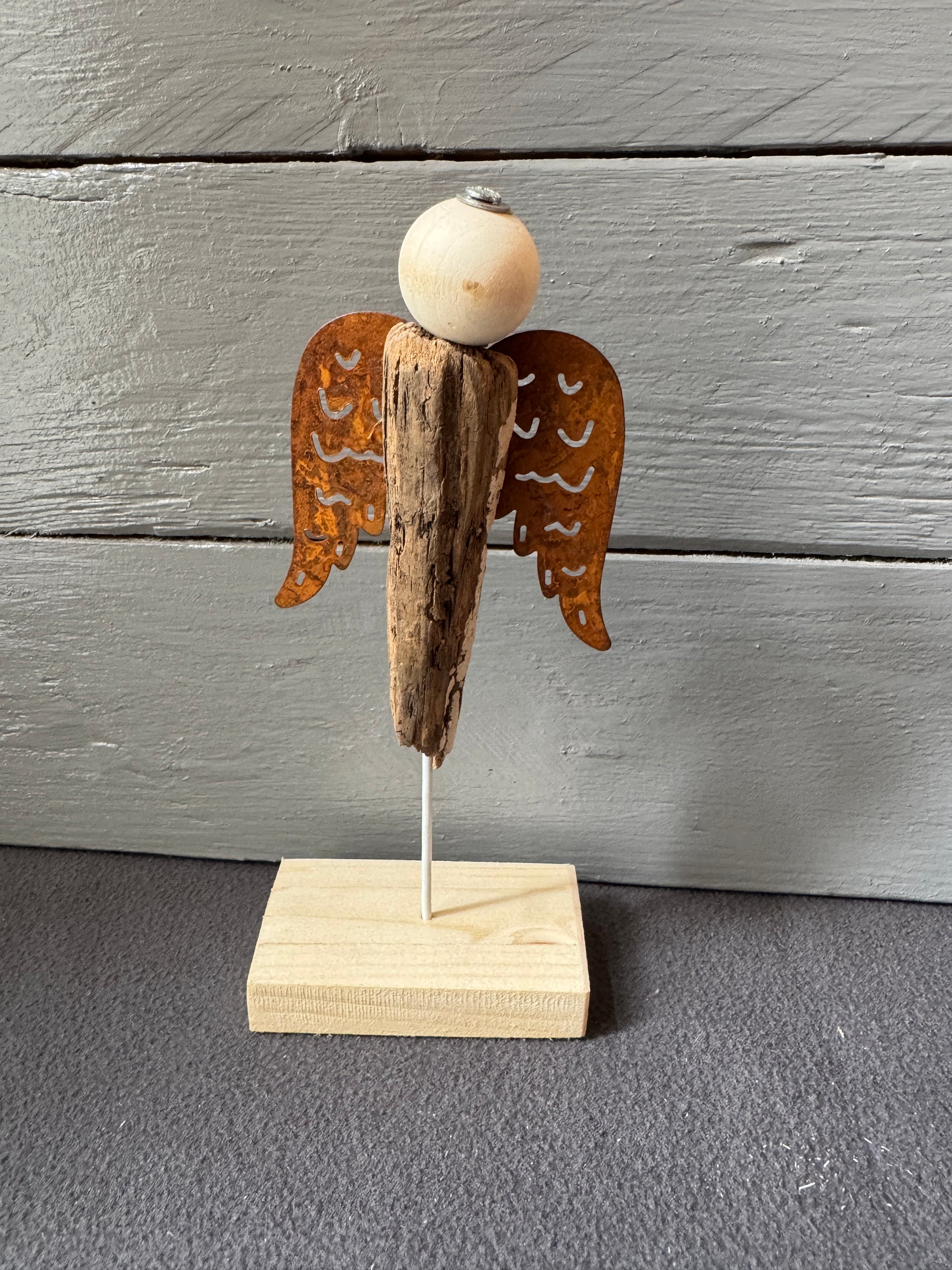 Handgefertigter Engel Gratiel aus Ostseeholz