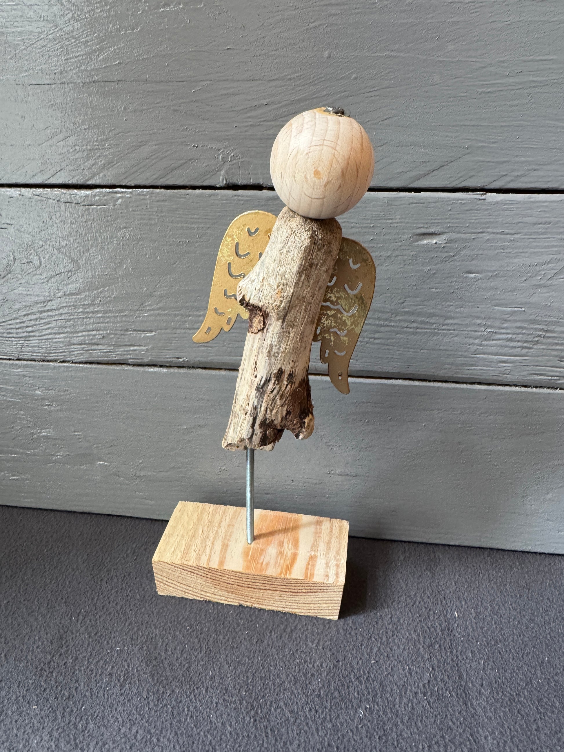 Treibholzengel mit goldenen Flügeln