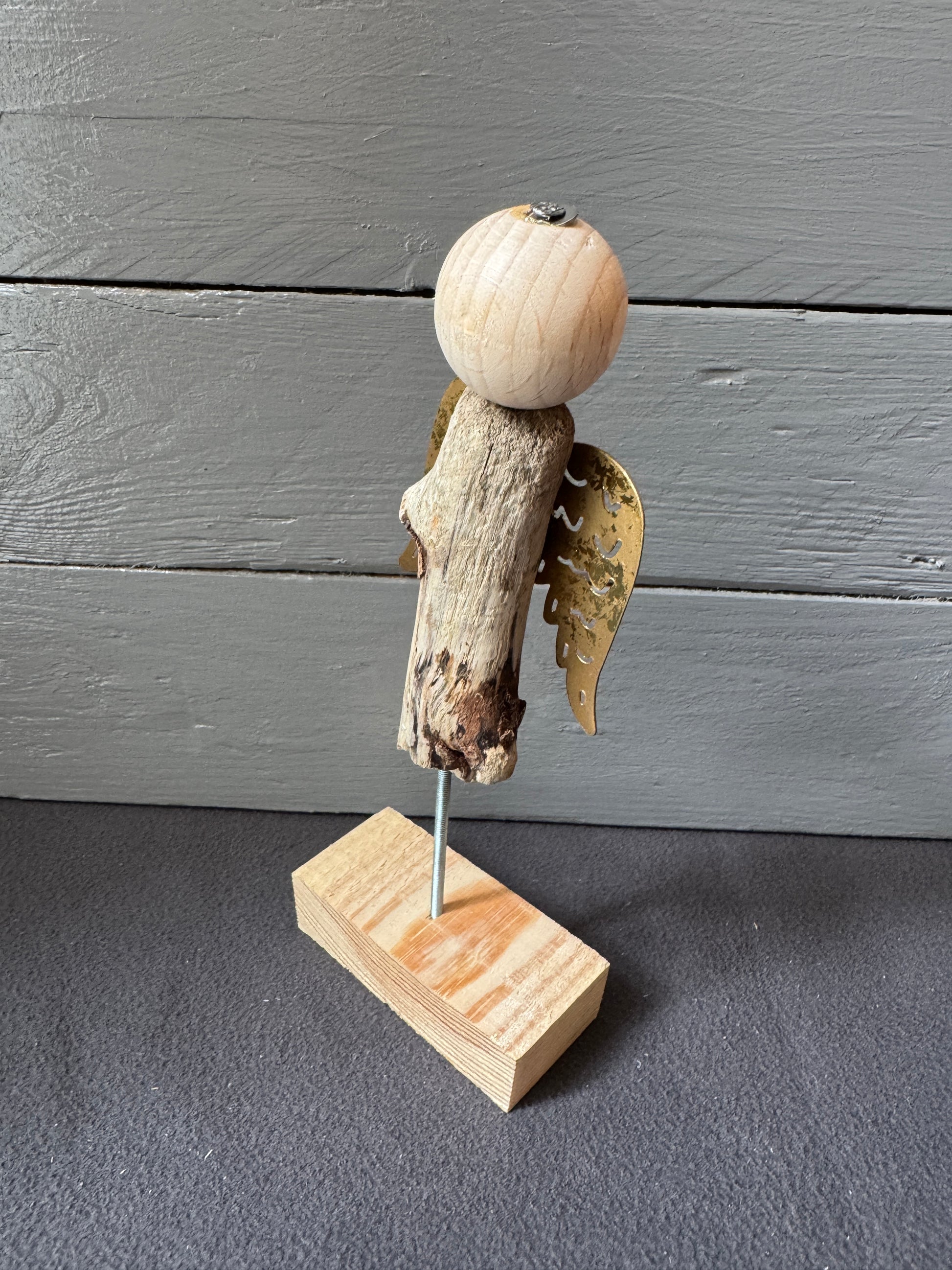 Elegante Engel-Skulptur aus Ostseeholz