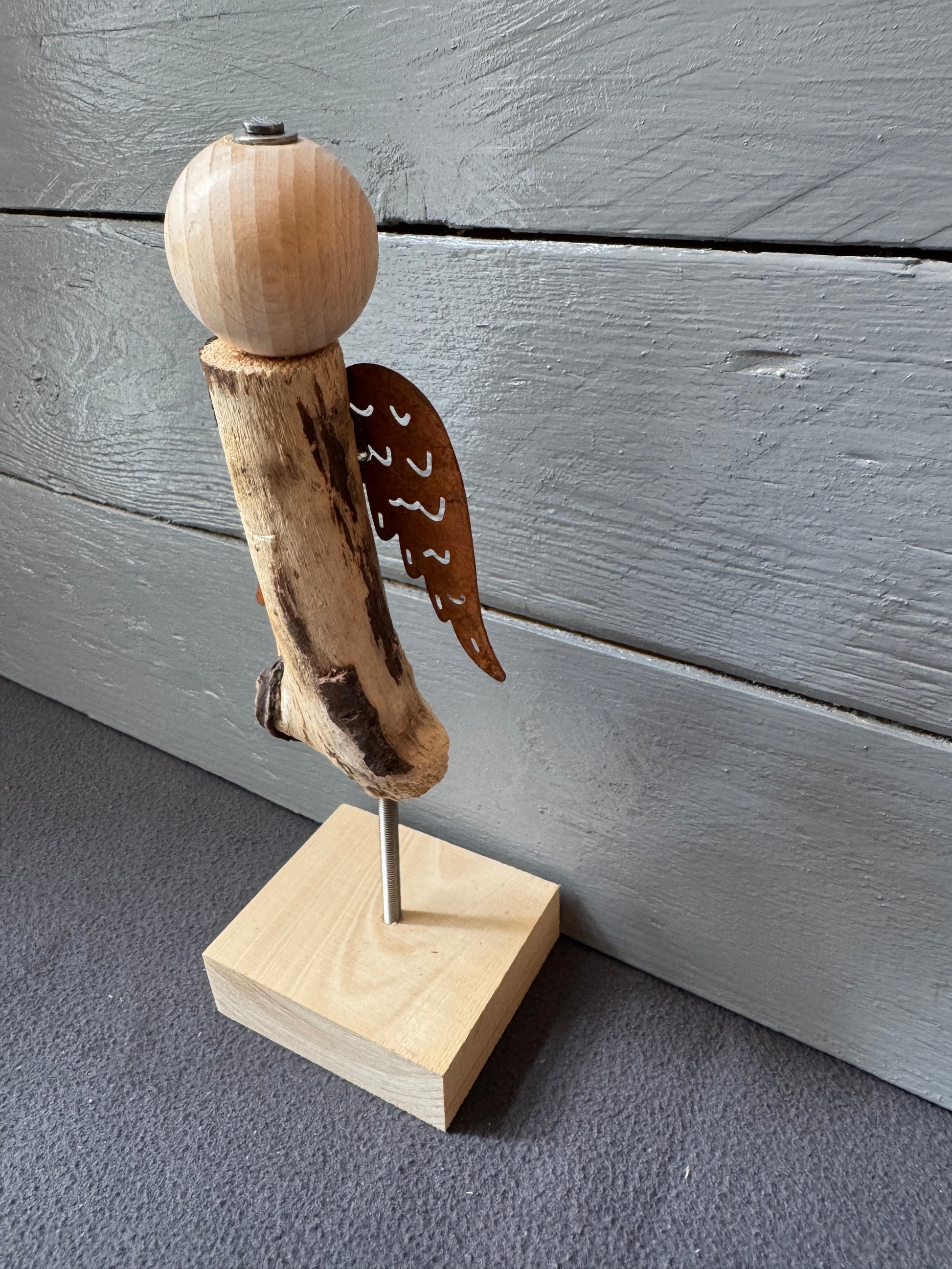 Engelfigur Raziel aus Küstenholz mit warmem Ausdruck