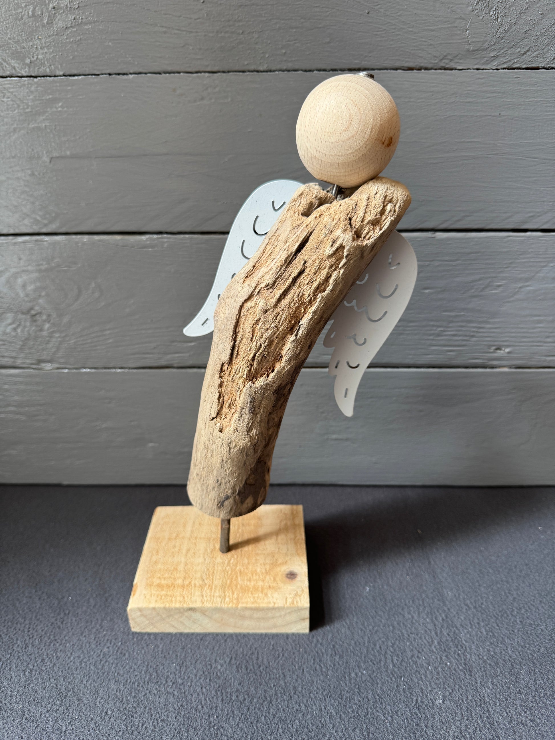 Weißflügeliger Engel aus Treibholz & Palettenholz