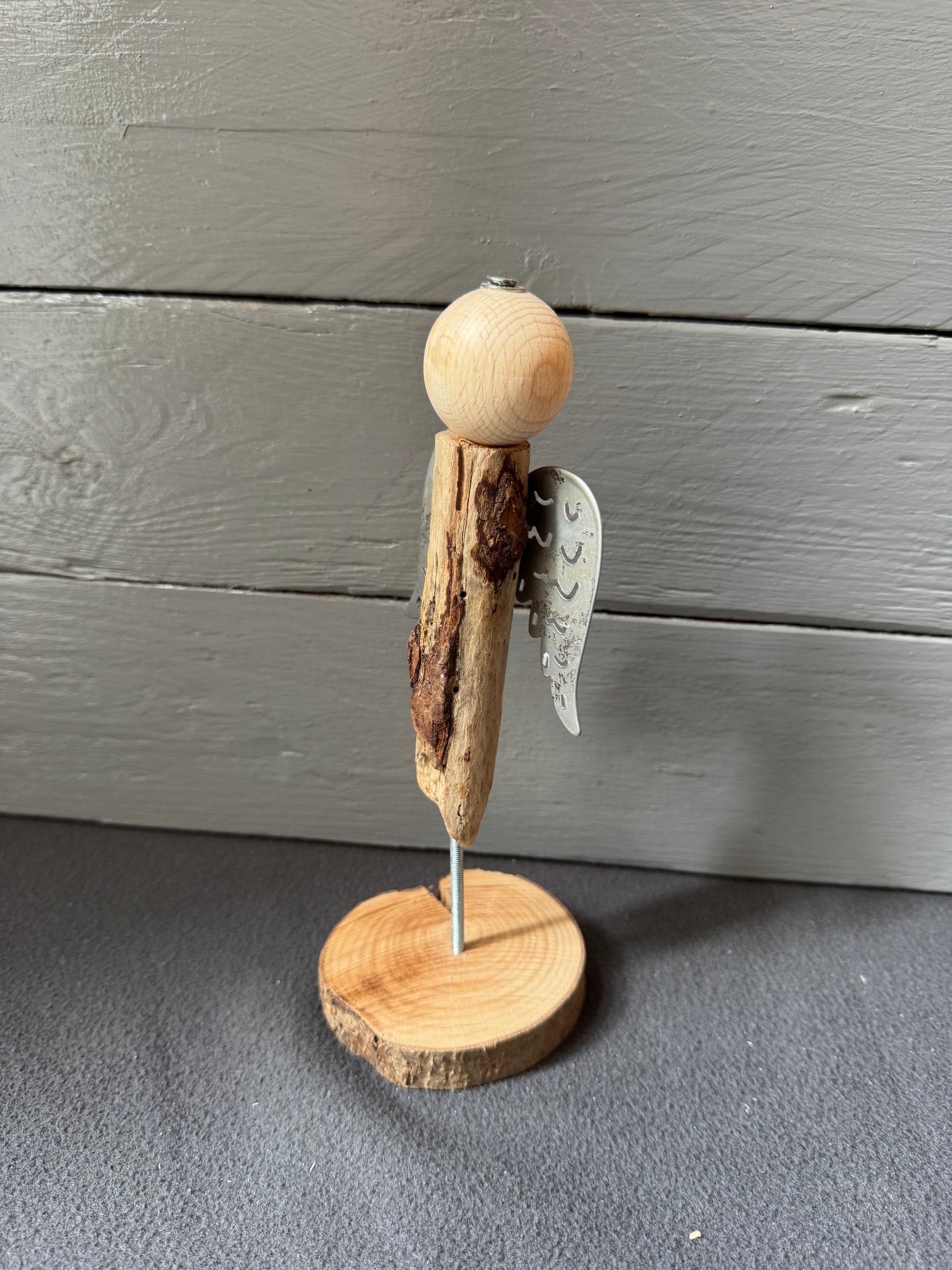 Handgemachter Engel Soliel aus Treibholz mit silbernen Flügeln