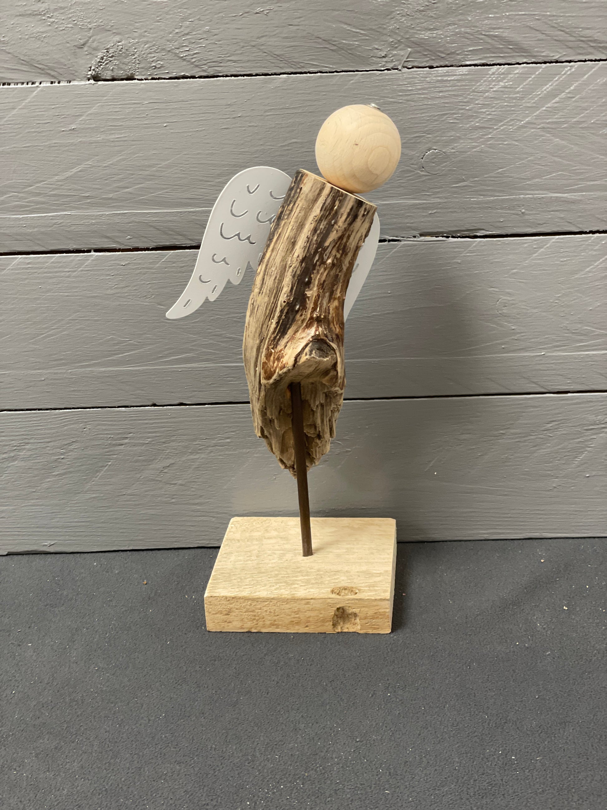 Engelsfigur aus Palettenholz & Strandgut – Symbol für göttliche Führung