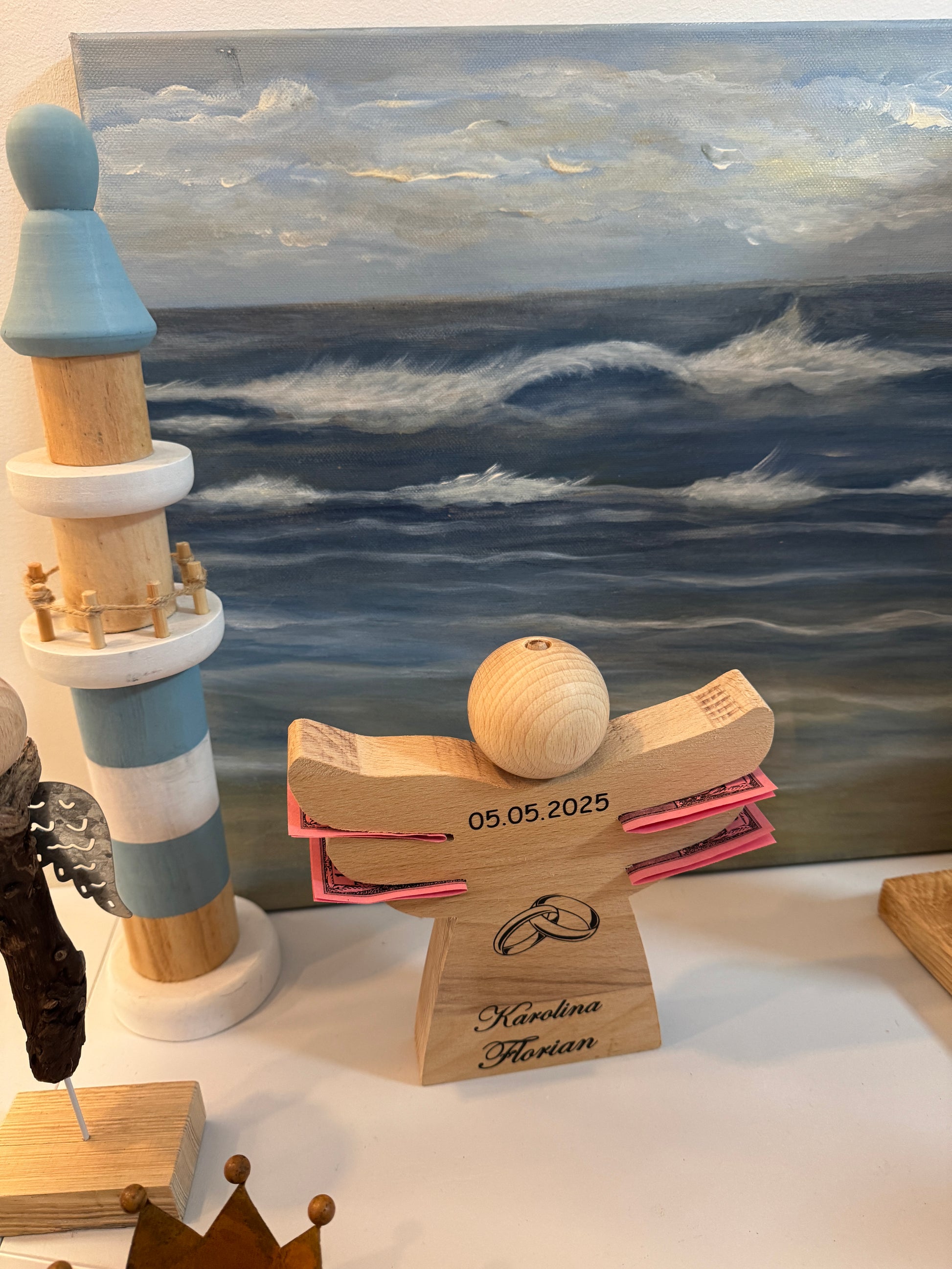 Handgefertigter Engel aus altem Lärchenholz mit Flügeln für Geldscheine