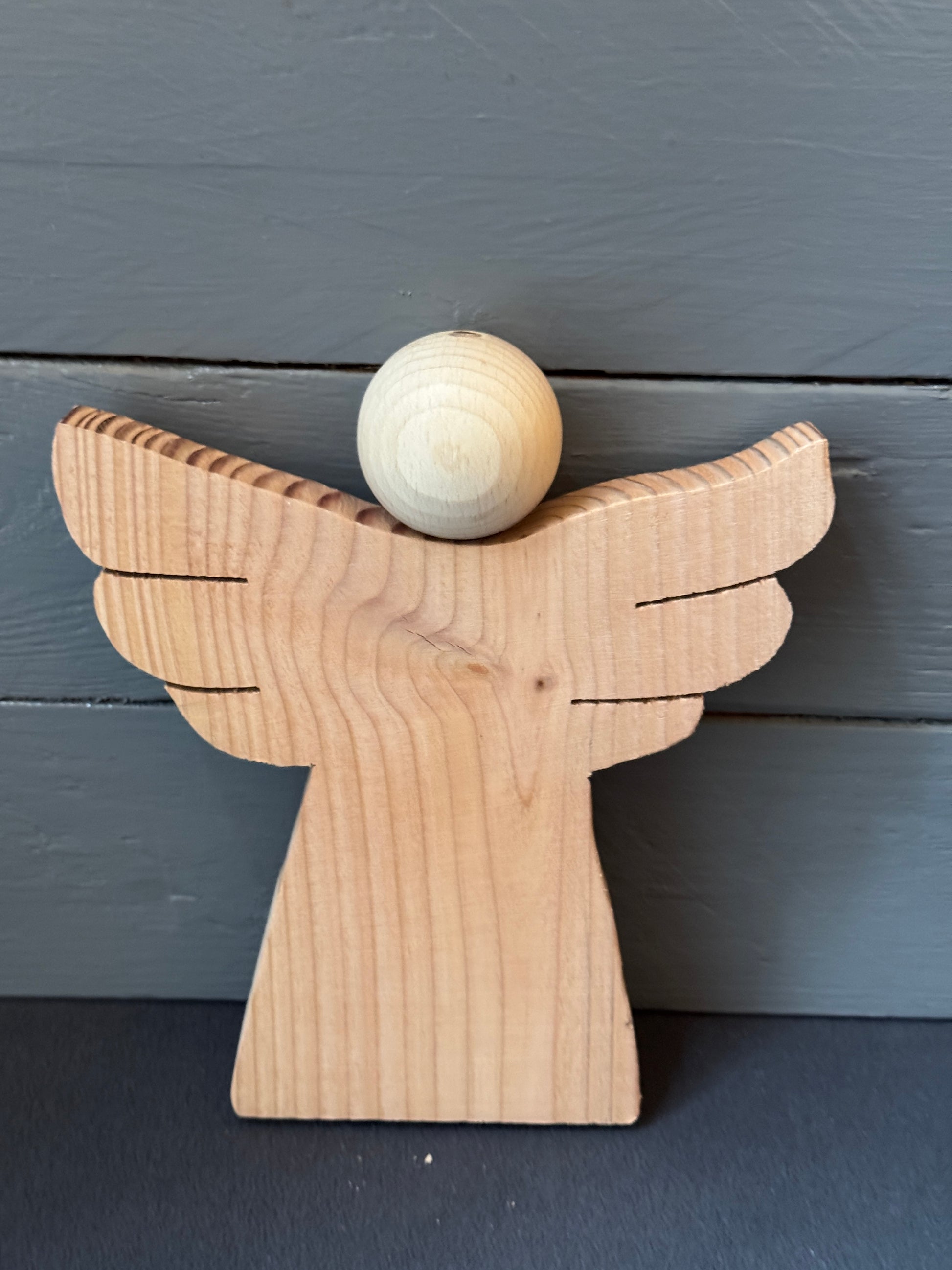 Dekorativer Holzengel als individuelles Geschenk zur Taufe oder Jubiläum