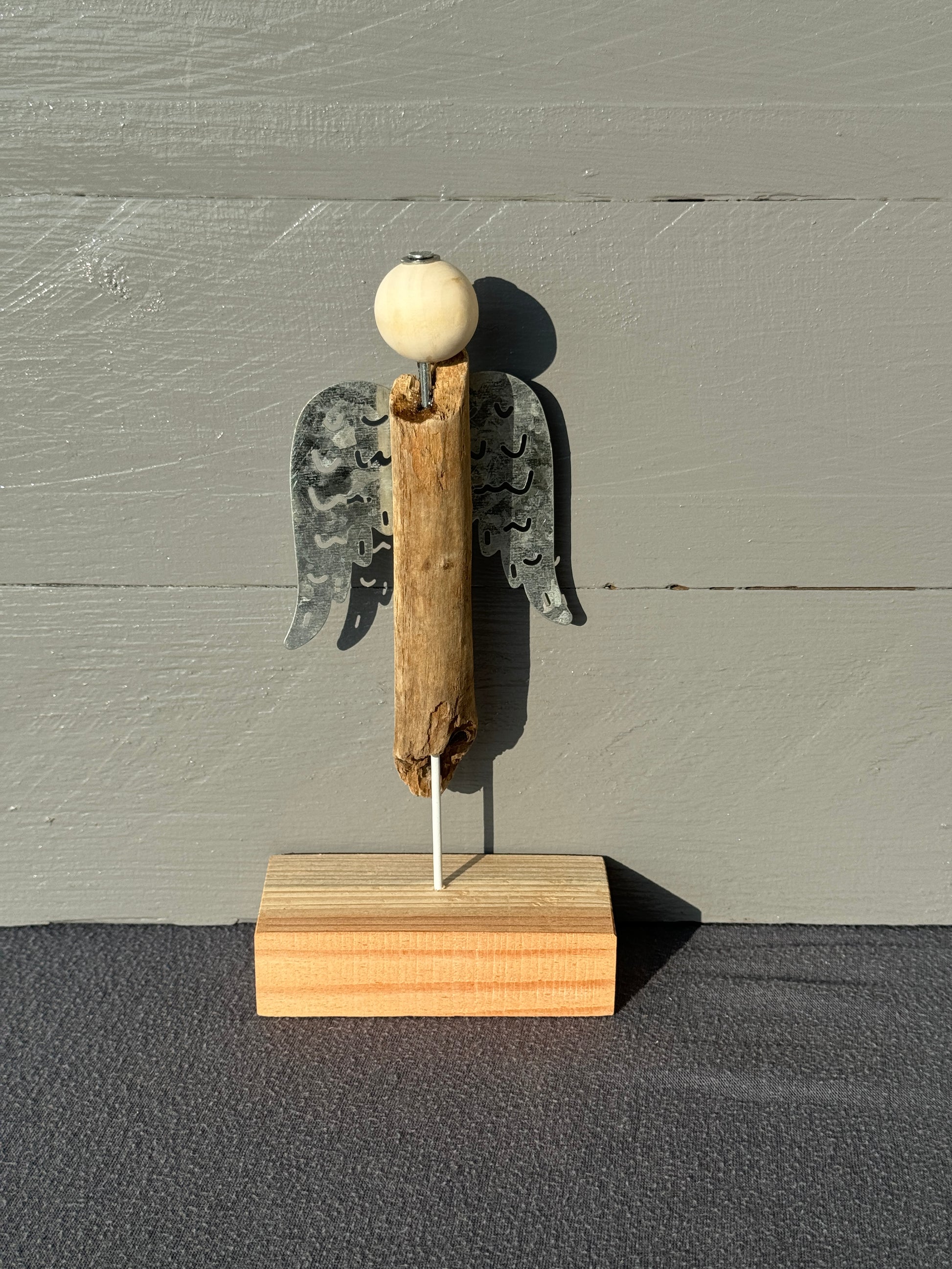 Spirituelle Engelsfigur Ariel – handgemacht aus Holz & Metall