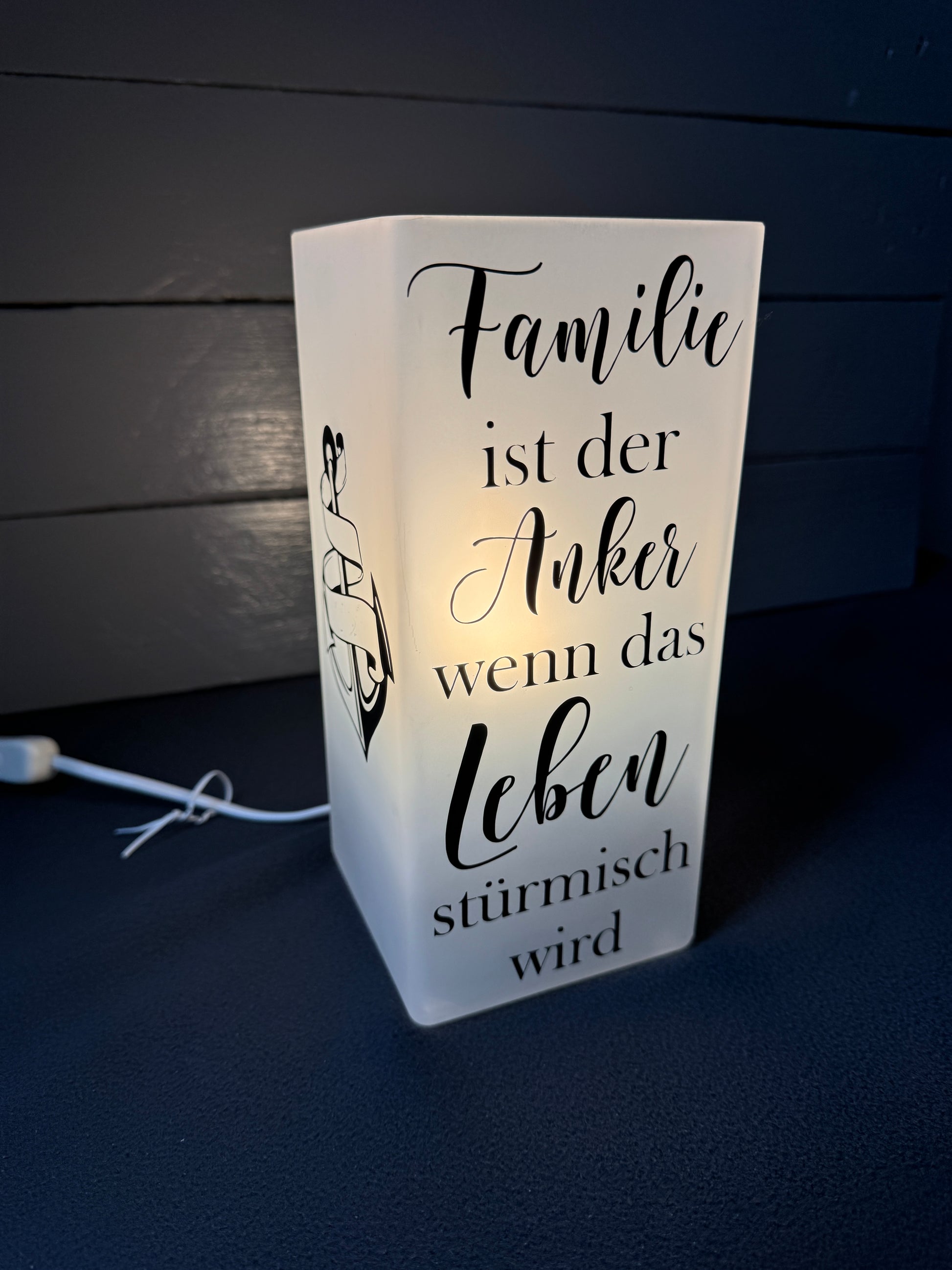 Maritime Glaslampe mit Ankersymbol und warmem Licht