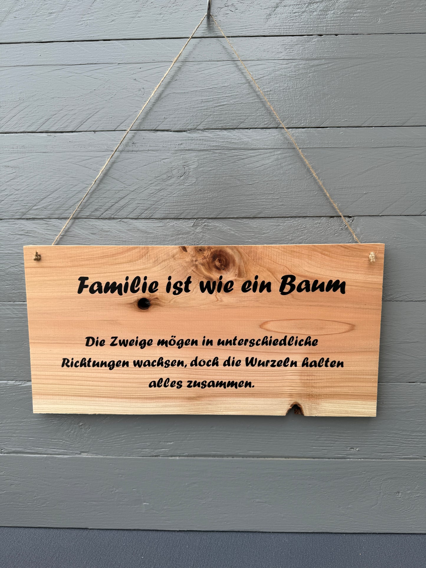 Handgefertigtes Holzschild mit Sisalband – liebevolle Familien-Deko fürs Zuhause