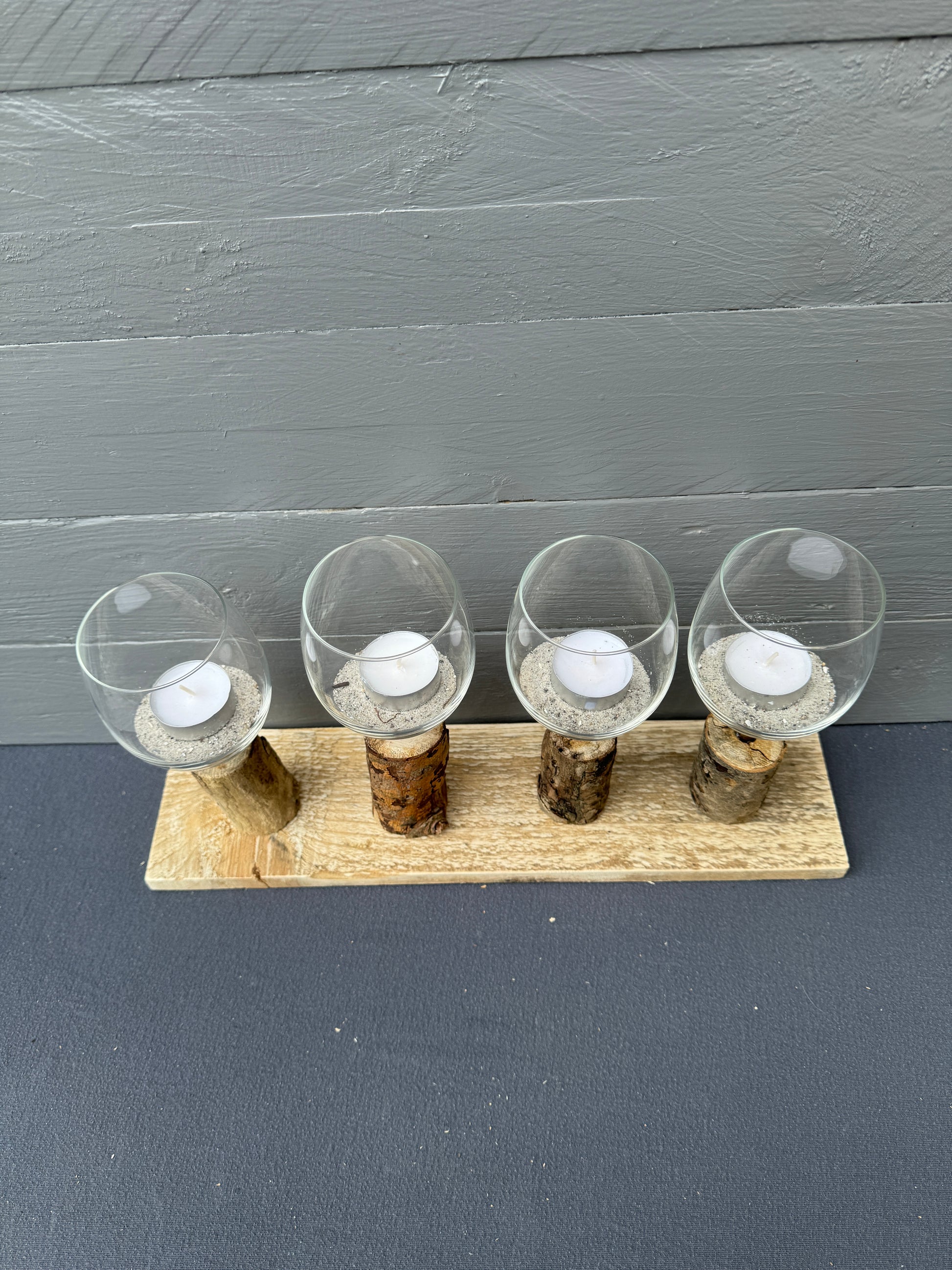 Stimmungsvolle Deko mit Weinglas-Kerzenhaltern auf Treibholz
