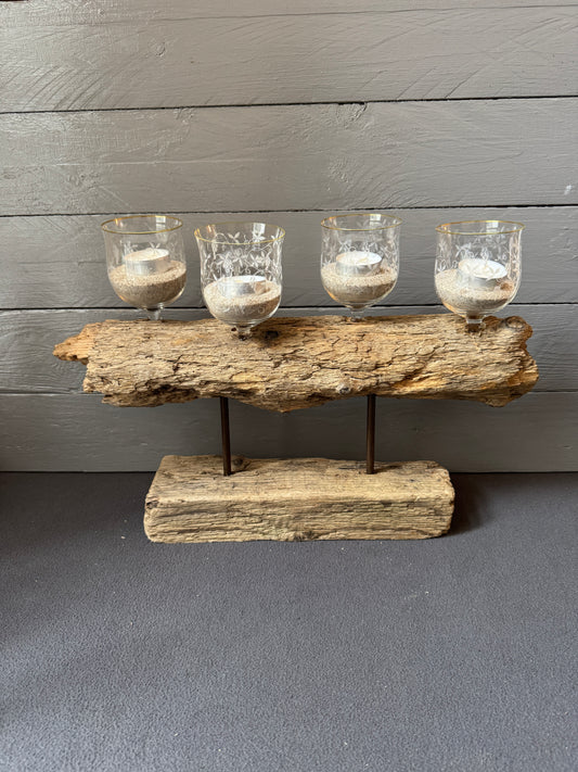 Adventsgesteck „Küste“ aus Treibholz – handgefertigte maritime Weihnachtsdeko mit Weingläsern als Kerzenhalter.