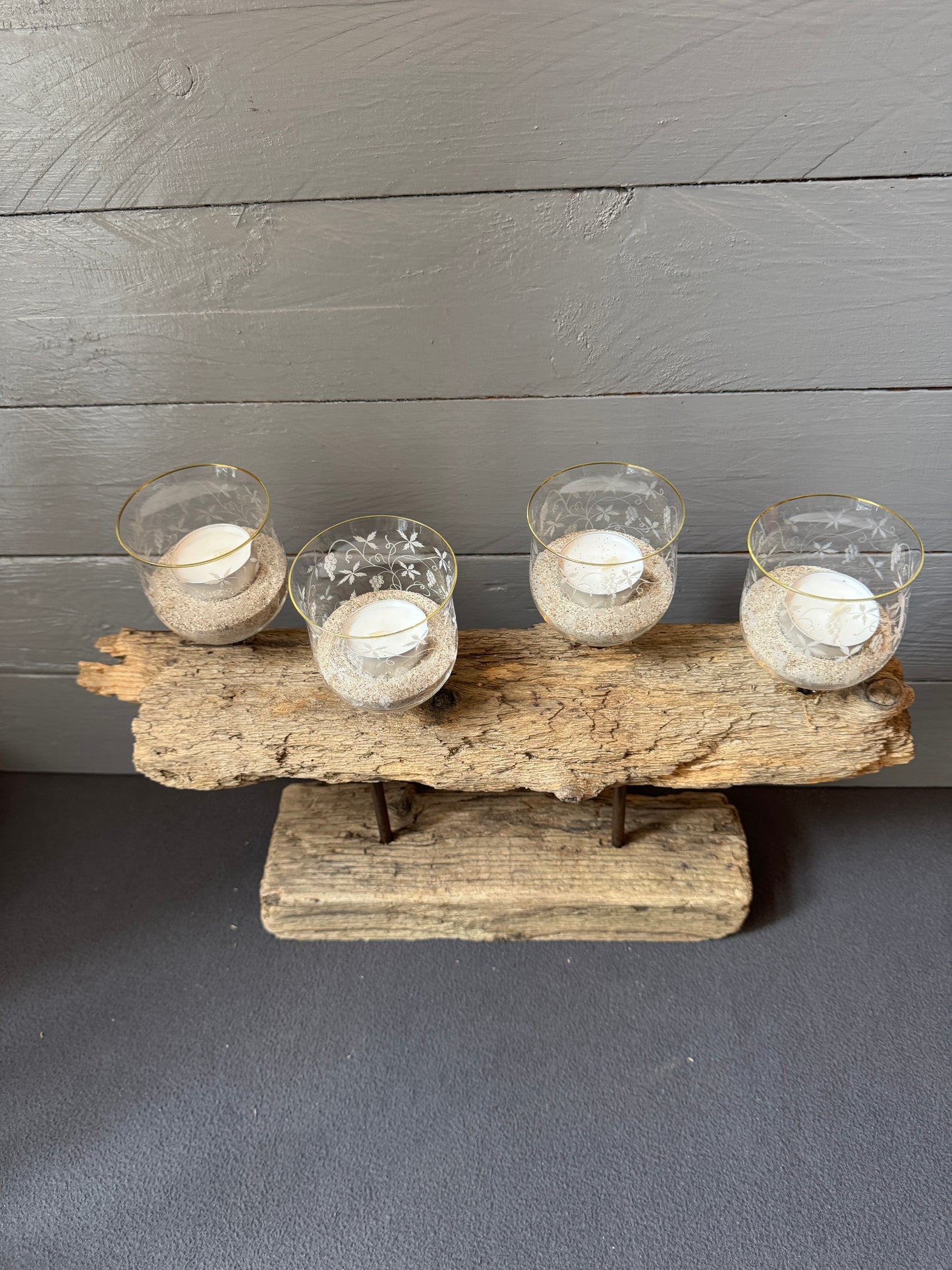 Detailaufnahme Adventsgesteck „Küste“ – echtes Ostsee-Treibholz mit recyceltem Holzfuß und Teelichtern.