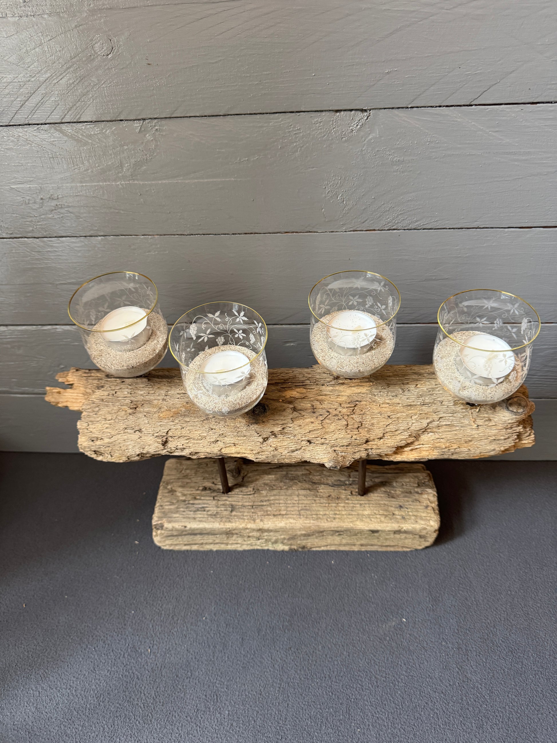 Detailaufnahme Adventsgesteck „Küste“ – echtes Ostsee-Treibholz mit recyceltem Holzfuß und Teelichtern.