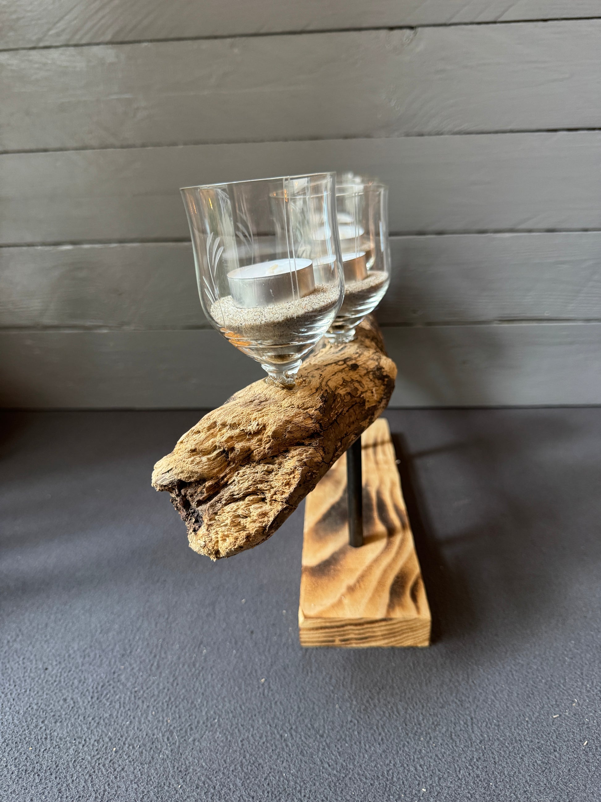 Adventsgesteck „Winterzauber“ aus Treibholz – handgefertigte maritime Weihnachtsdeko mit Teelichtern und Weingläsern.
