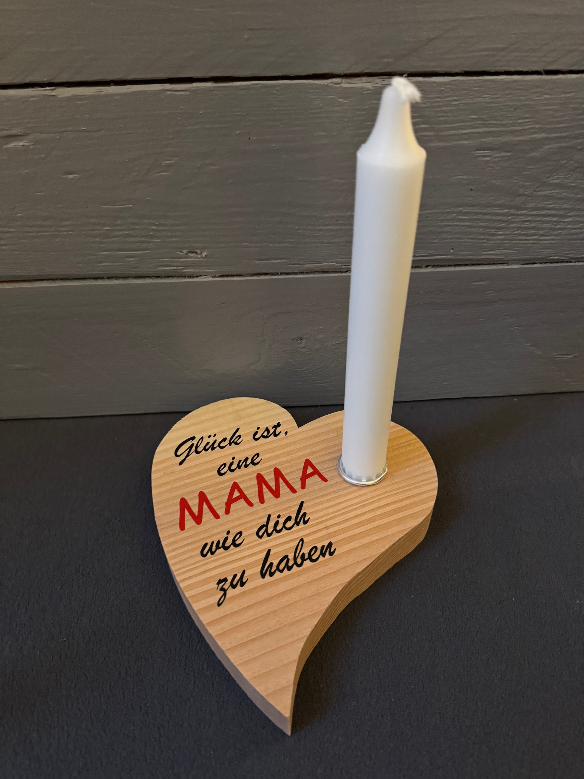 Handgefertigter Kerzenhalter in Herzform für Stabkerzen, nachhaltig produziert