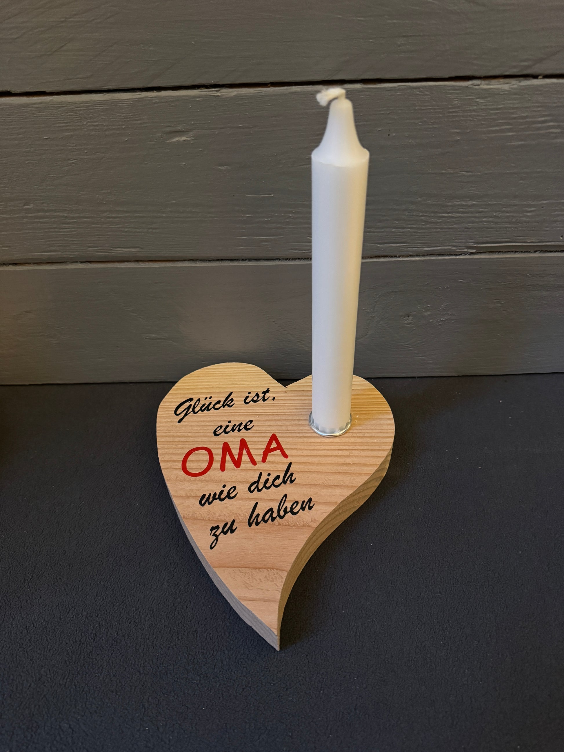 Handgefertigter Herz-Kerzenständer aus Lärchenholz im Detail