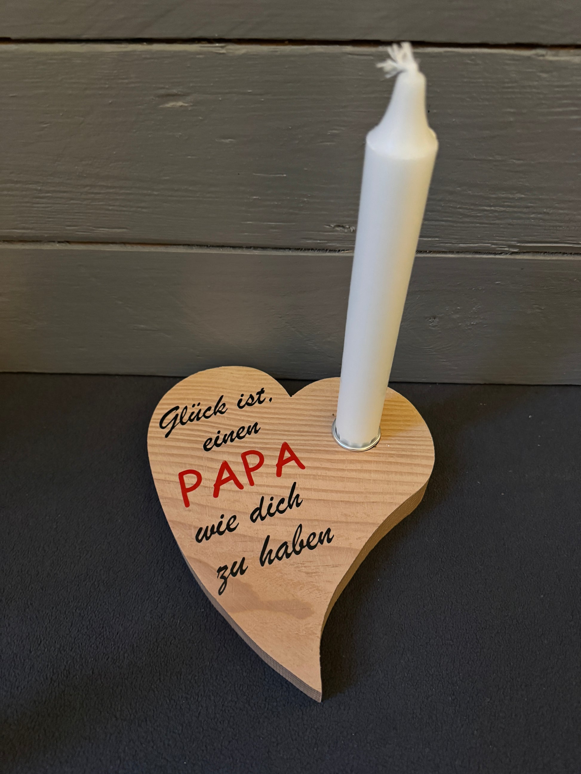 Nahaufnahme: Lärchenholz-Herz mit Metallhülse für Stabkerze 2,2 cm