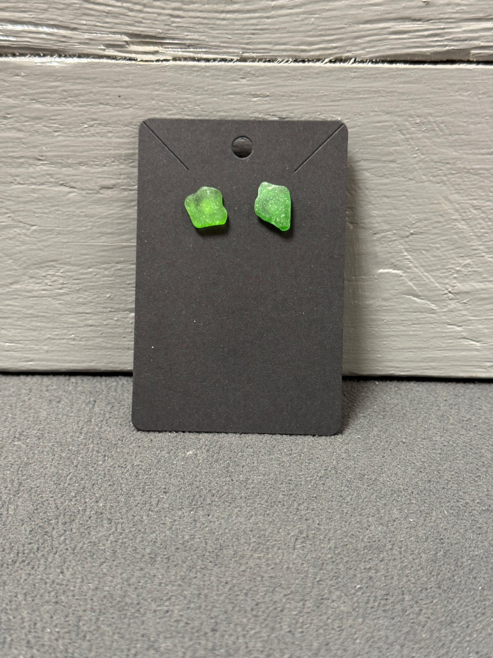 Grüne Ohrstecker aus Meerglas mit silberner Fassung