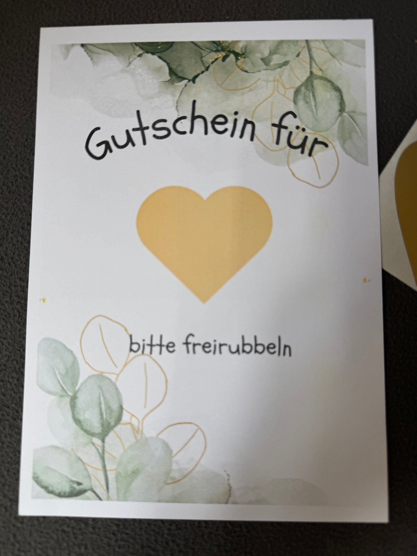 Rubbellos „Gutschein“ mit filigranen Eukalyptusblättern als Motiv – elegant und naturverbunden.