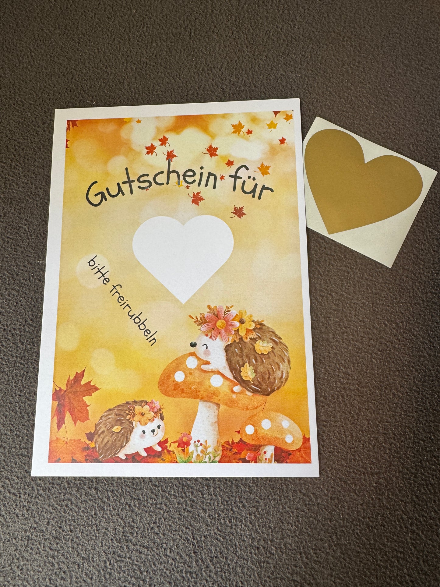 Rubbellos „Gutschein“ für den Herbst mit Rubbelherz, individuell beschriftbar, hochwertiges Papier.