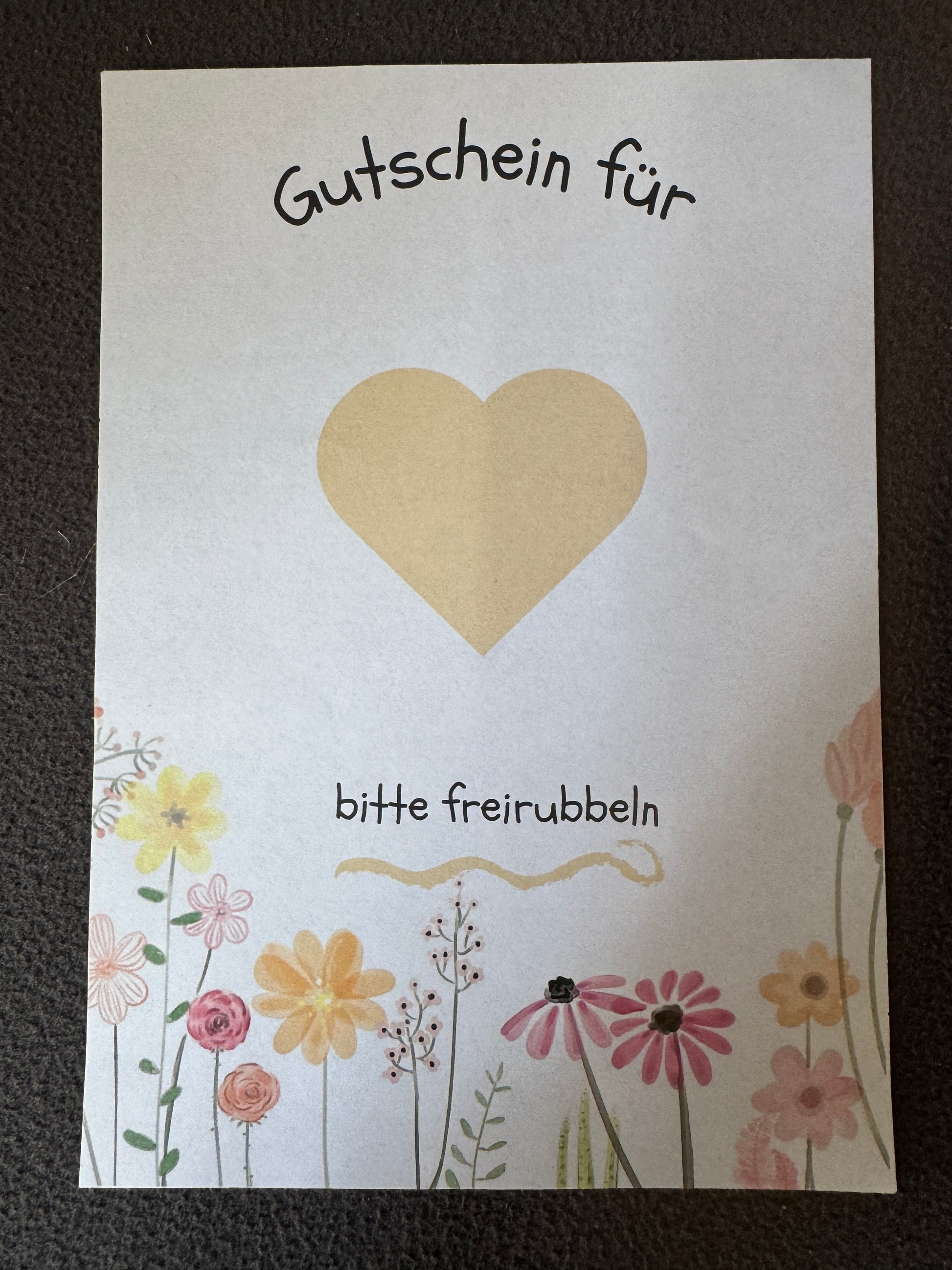 Sommerliches Rubbellos „Gutschein“ im DIN A5-Format mit frischen, grünen Blättern und sonniger Farbgebung.