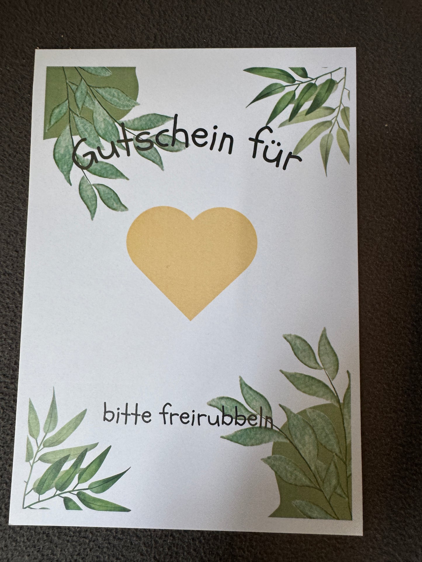 Rubbellos „Gutschein“ mit grünen Blättern als Design – schlicht, modern und personalisierbar.