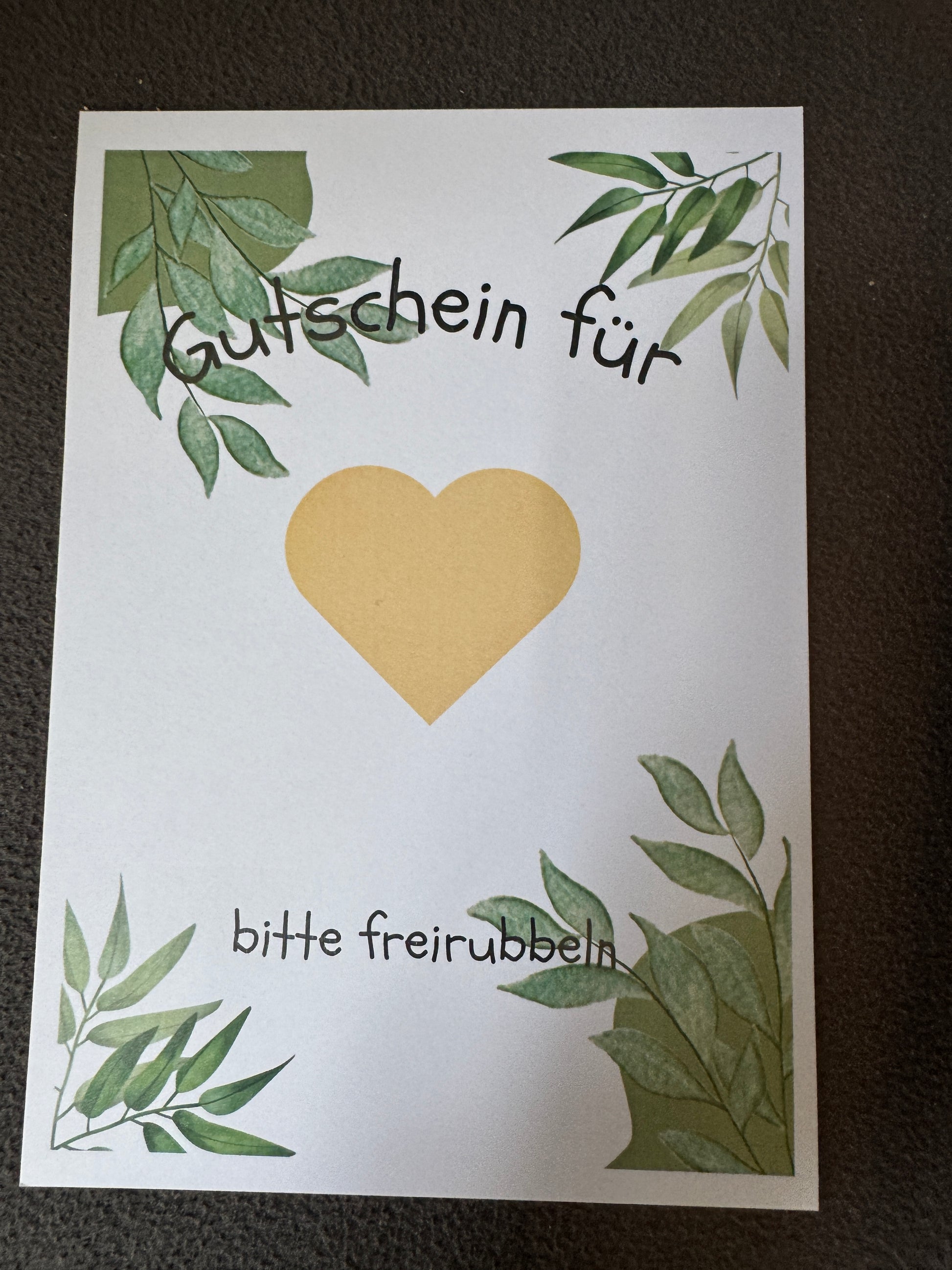 Rubbellos „Gutschein“ mit grünen Blättern als Design – schlicht, modern und personalisierbar.