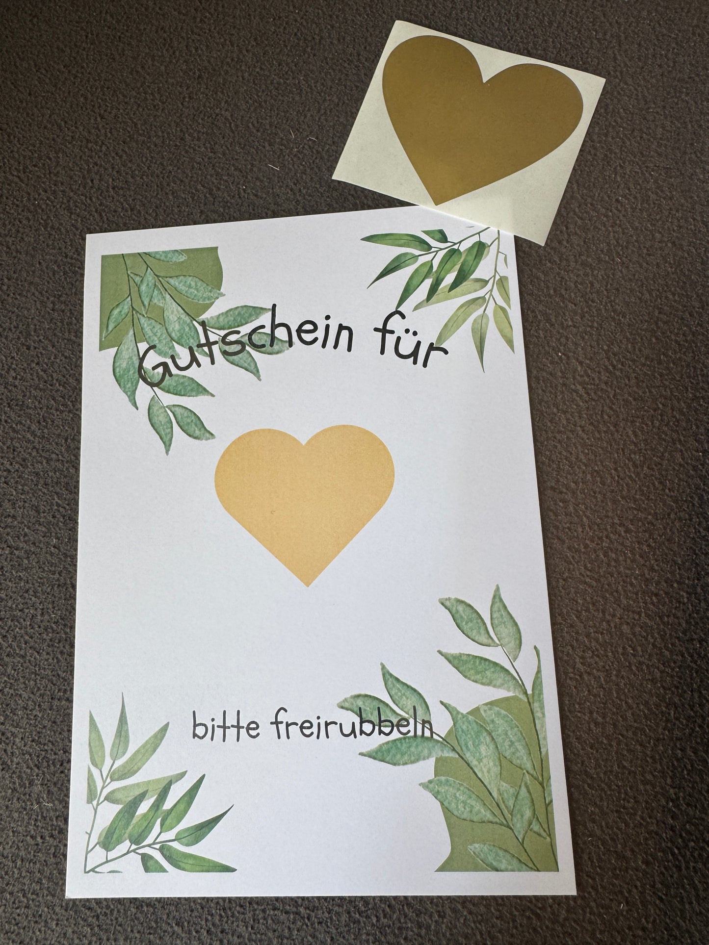 Grünes Rubbellos „Gutschein“ mit Rubbelherz, zum selbst beschriften und als individuelle Geschenkidee.